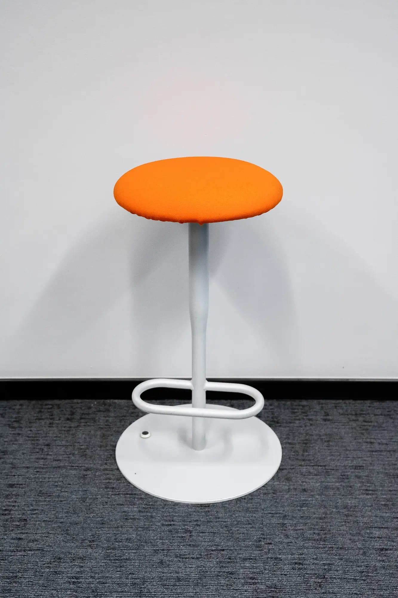 Tabouret haut arrondi orange sur pieds blancs-2