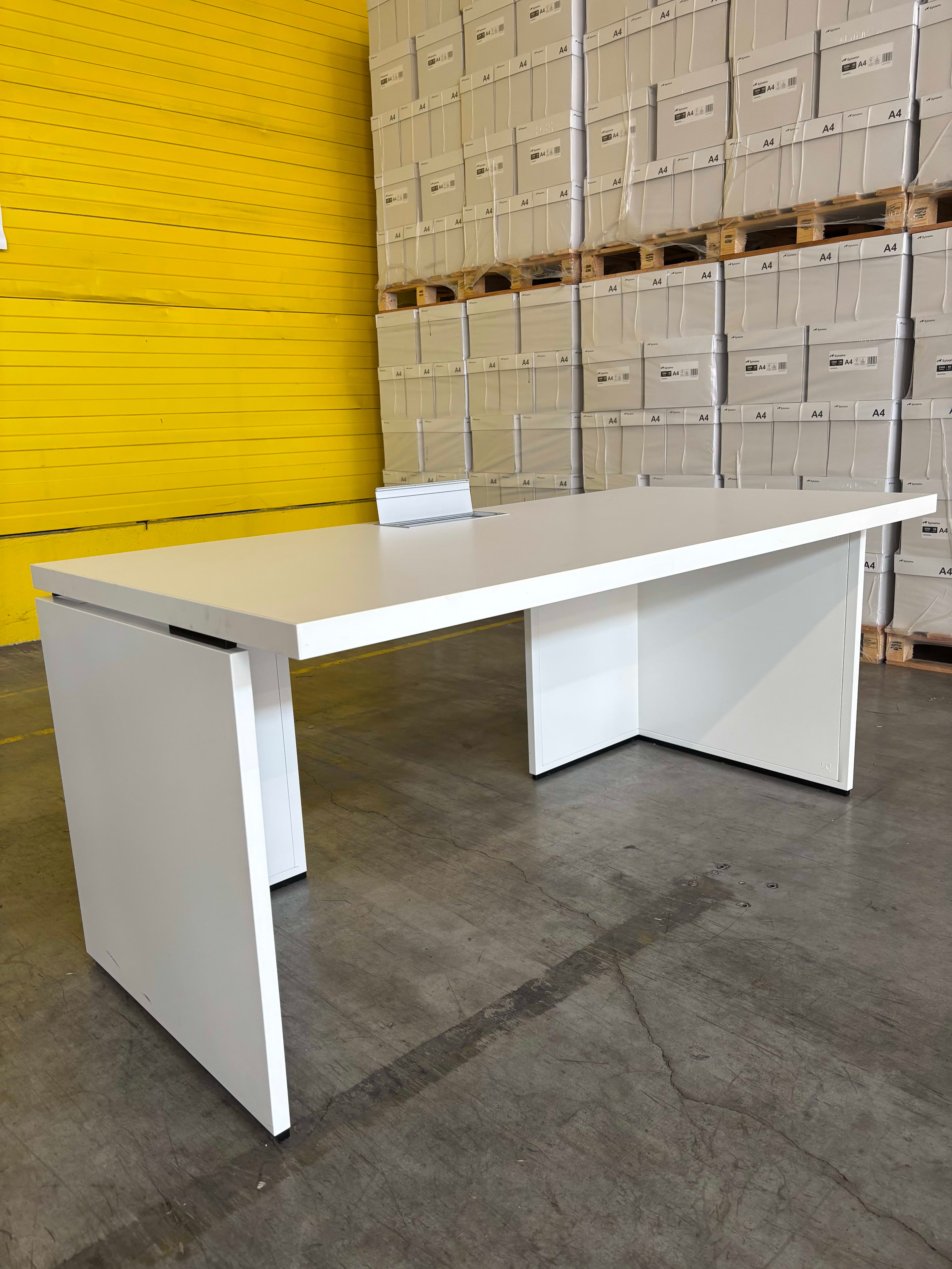 160cm wit bureau met rechthoekig 3-polig bovenblad