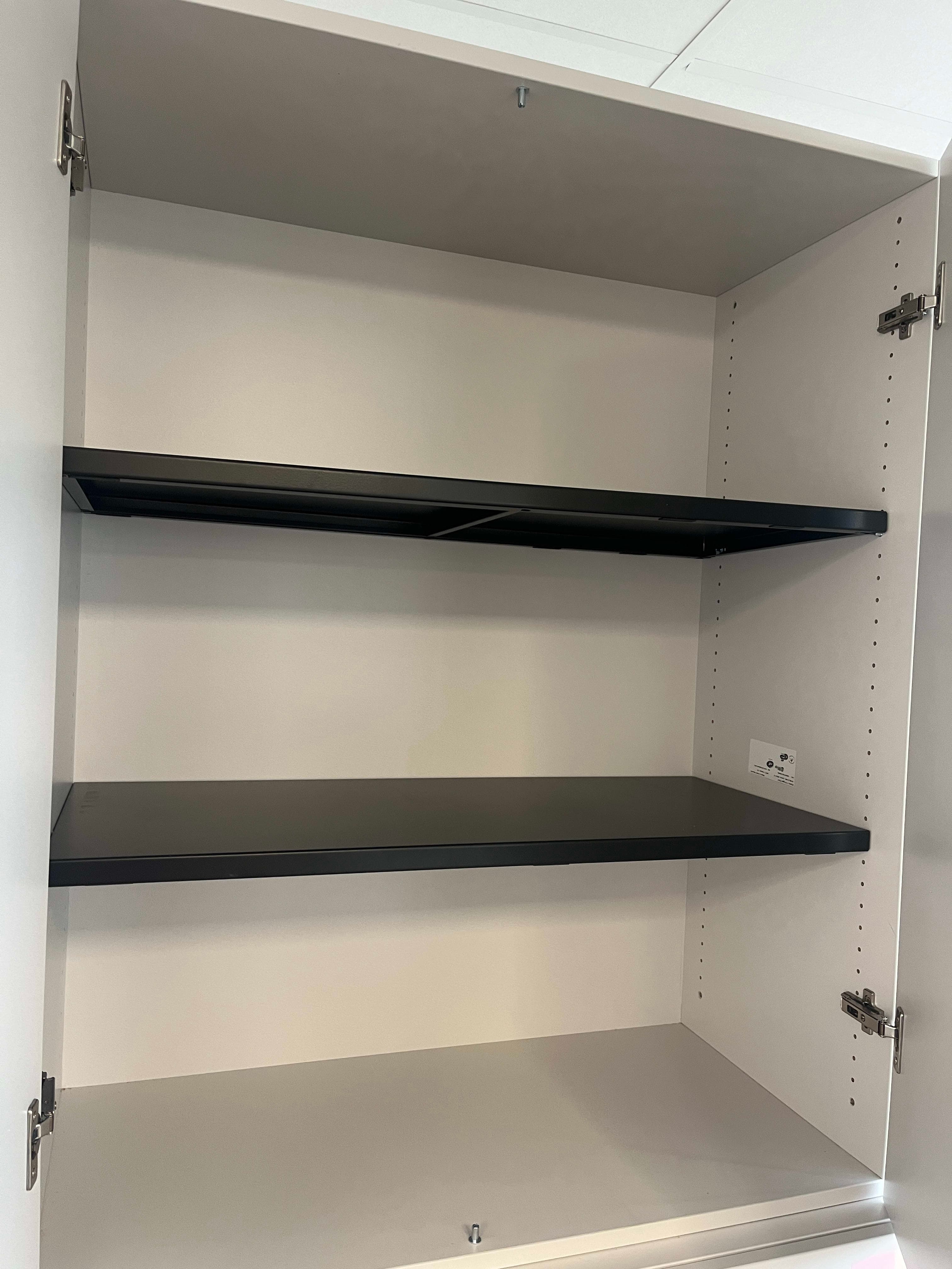 Meuble blanc et socle en bois de Steelcase