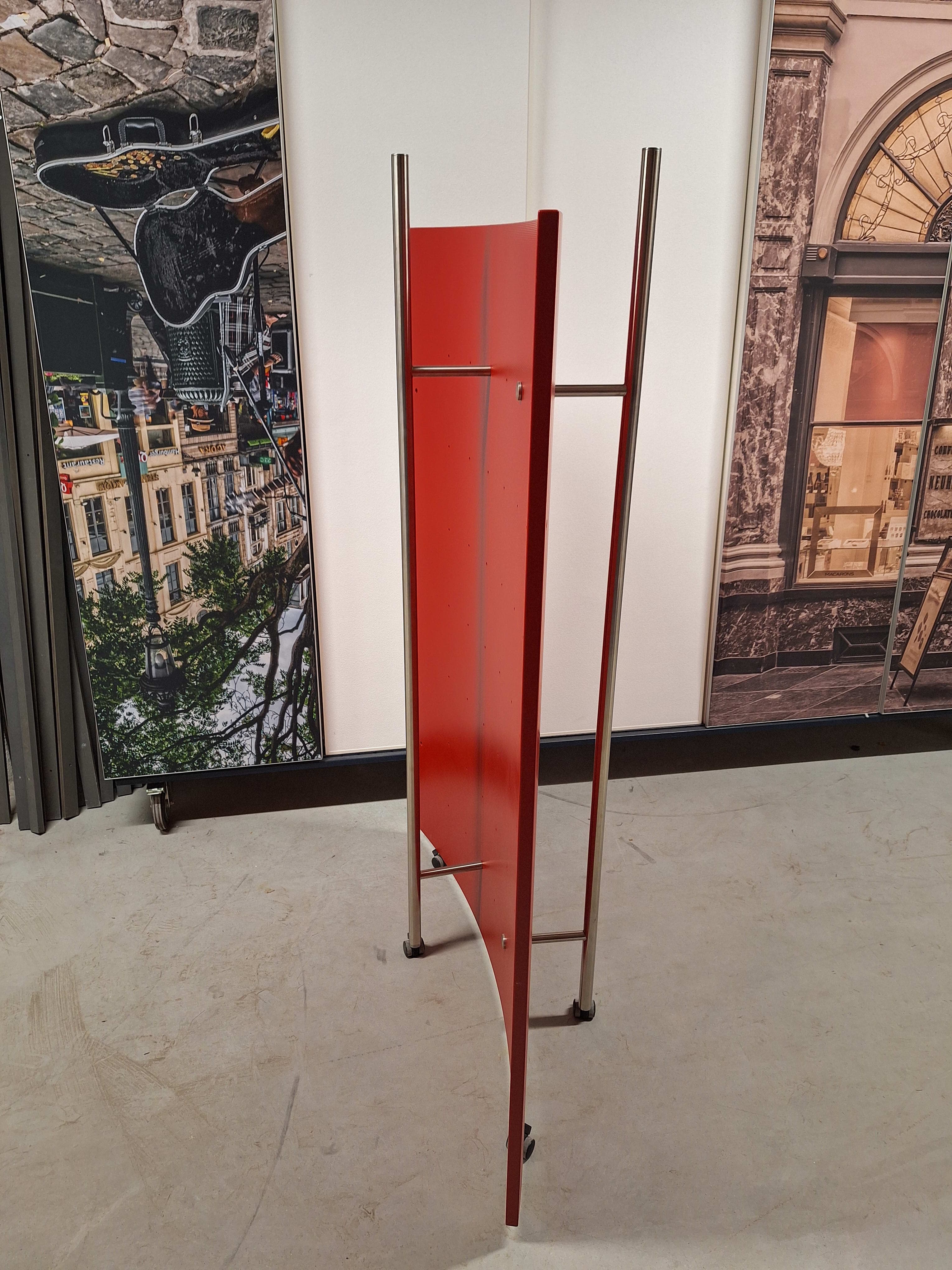 Paravent rouge sur roulettes-3