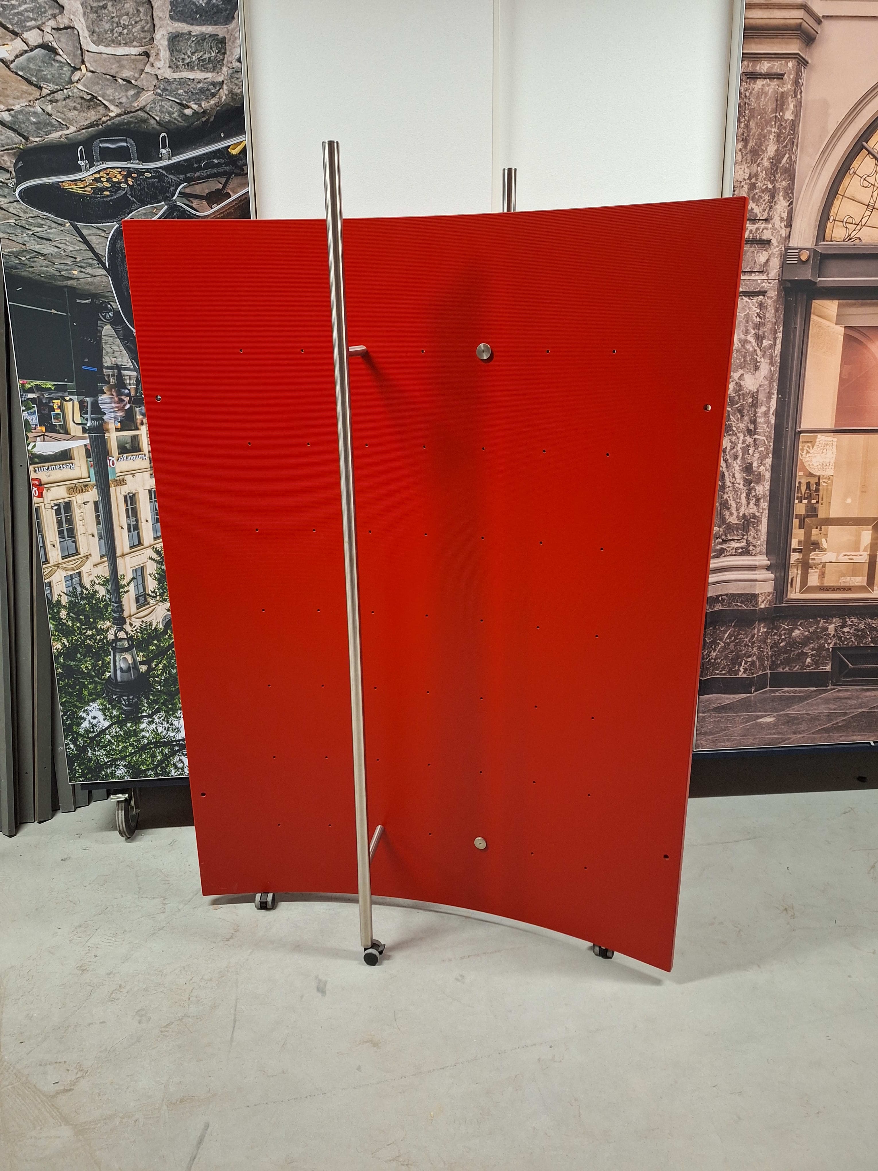 Paravent rouge sur roulettes-1