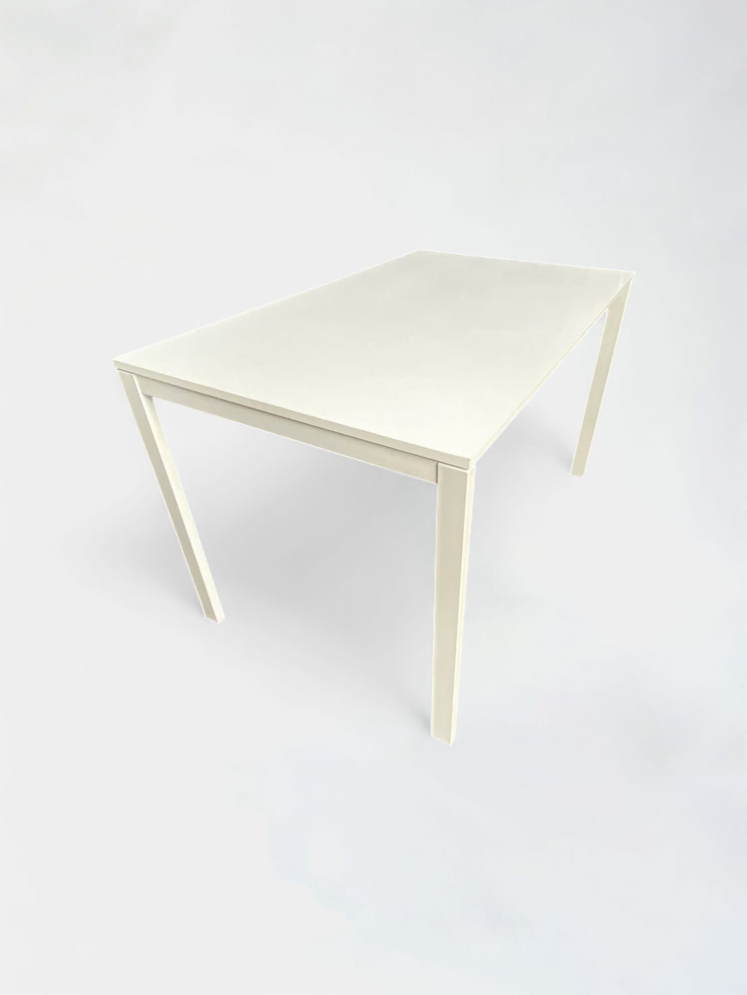 Bureau Ikea en métal blanc avec design moderne et minimaliste-0