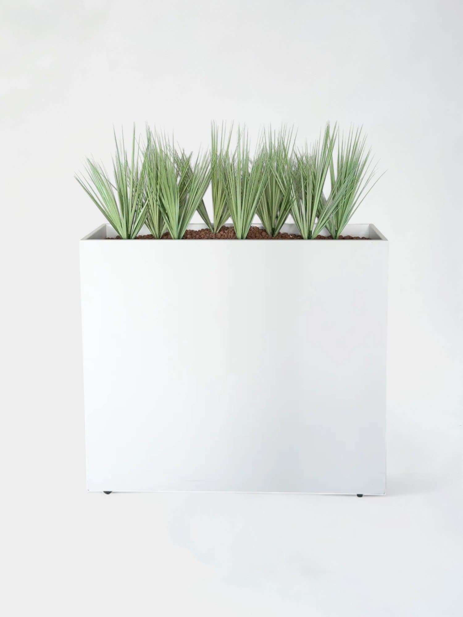 Jardinière blanche avec fausses plantes sur roues-0