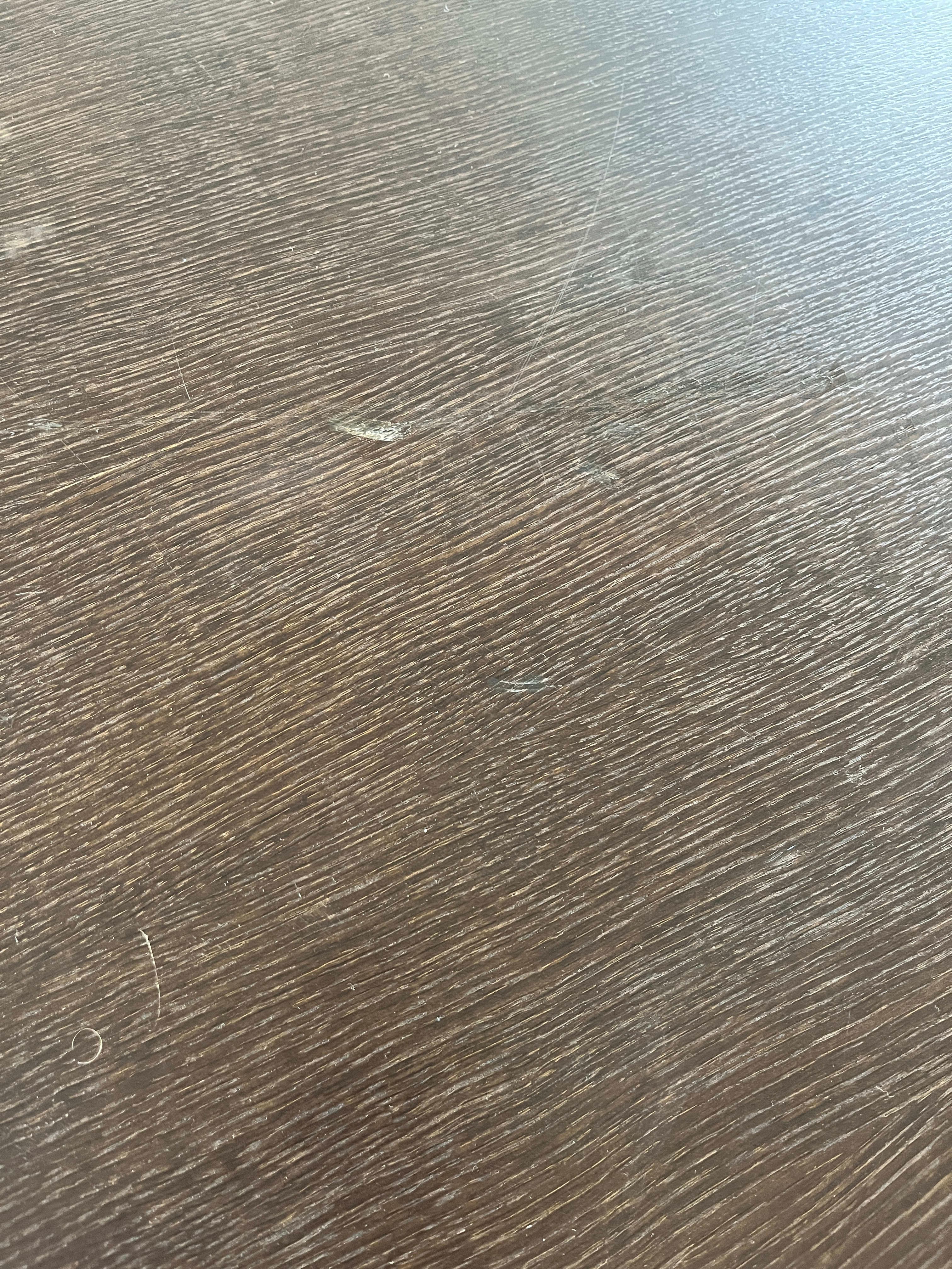 Table de conférence en bois brun foncé avec pieds angulaires robustes avec dégâts-4