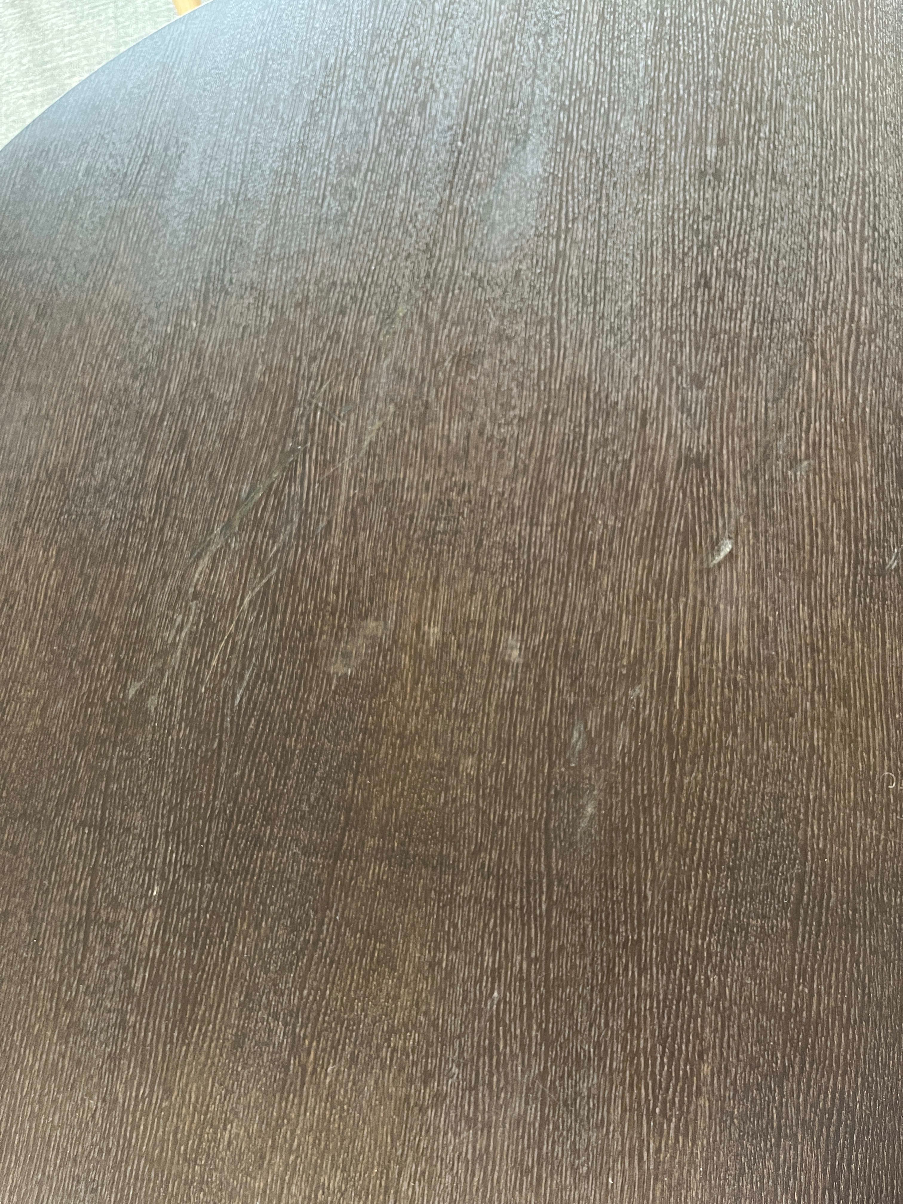 Table de conférence en bois brun foncé avec pieds angulaires robustes avec dégâts-3