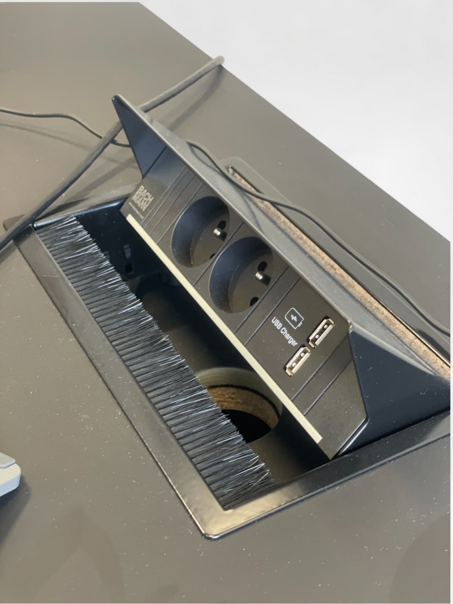 Bureau en bois noir brillant avec rangement intégré et gestion des câbles.-3