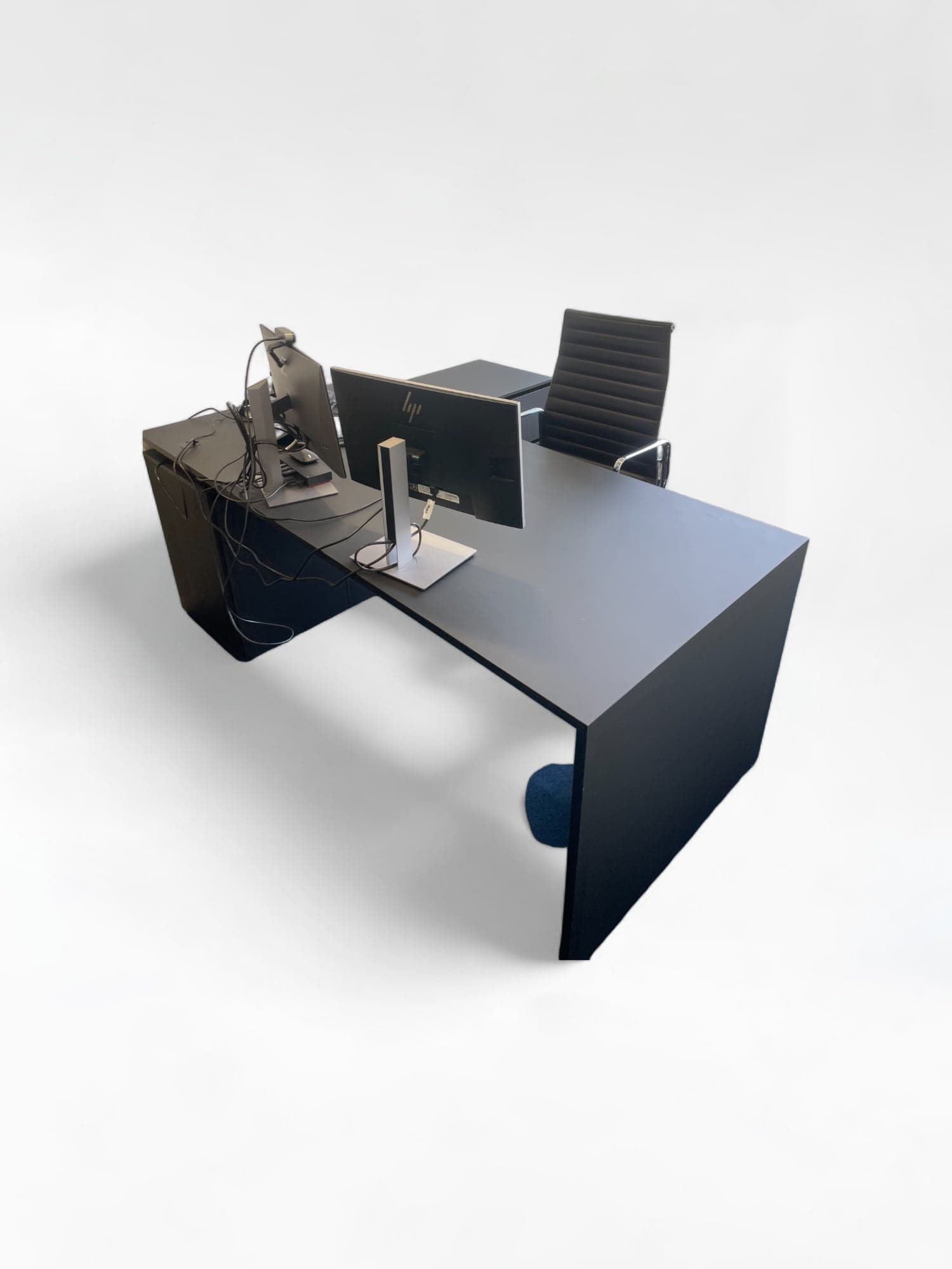 Bureau en bois noir brillant avec rangement intégré et gestion des câbles.-6