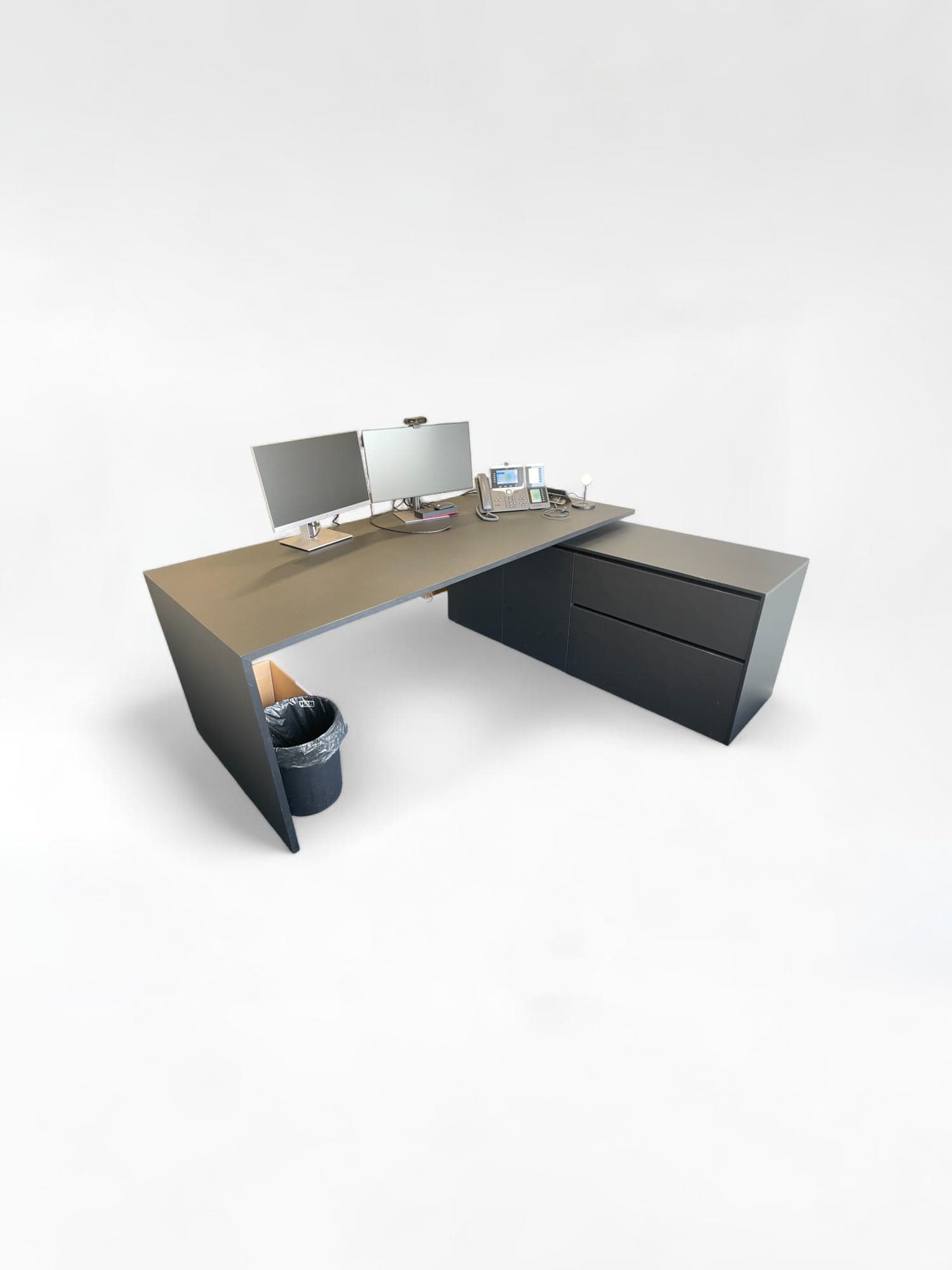 Bureau en bois noir brillant avec rangement intégré et gestion des câbles.-0