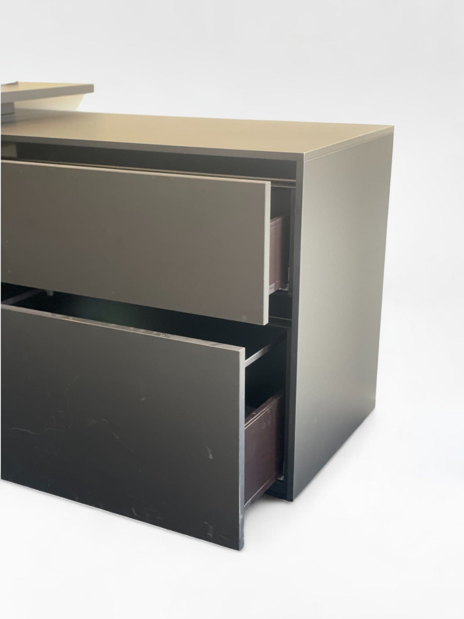 Bureau en bois noir brillant avec rangement intégré et gestion des câbles.-2