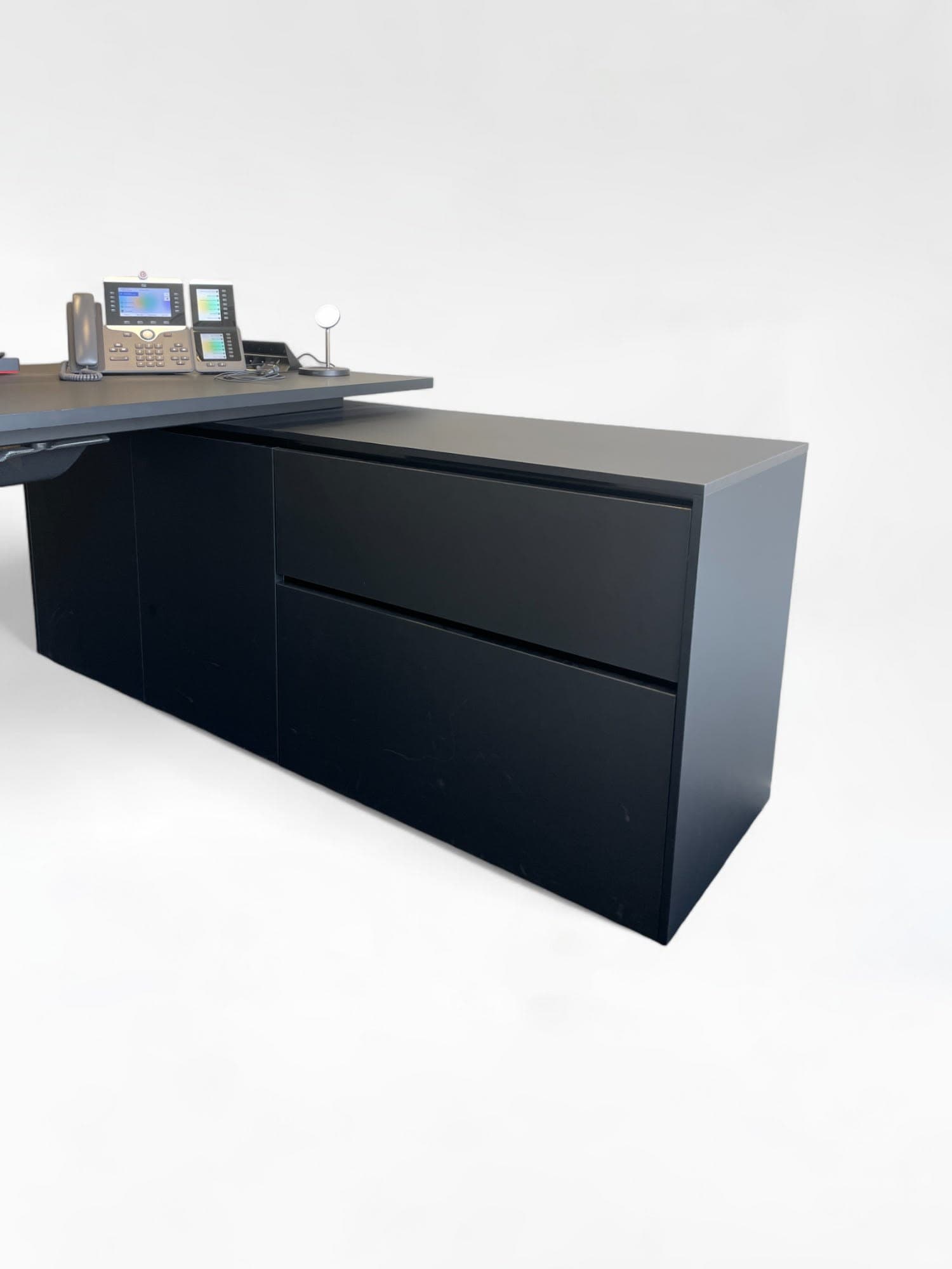 Bureau en bois noir brillant avec rangement intégré et gestion des câbles.-1