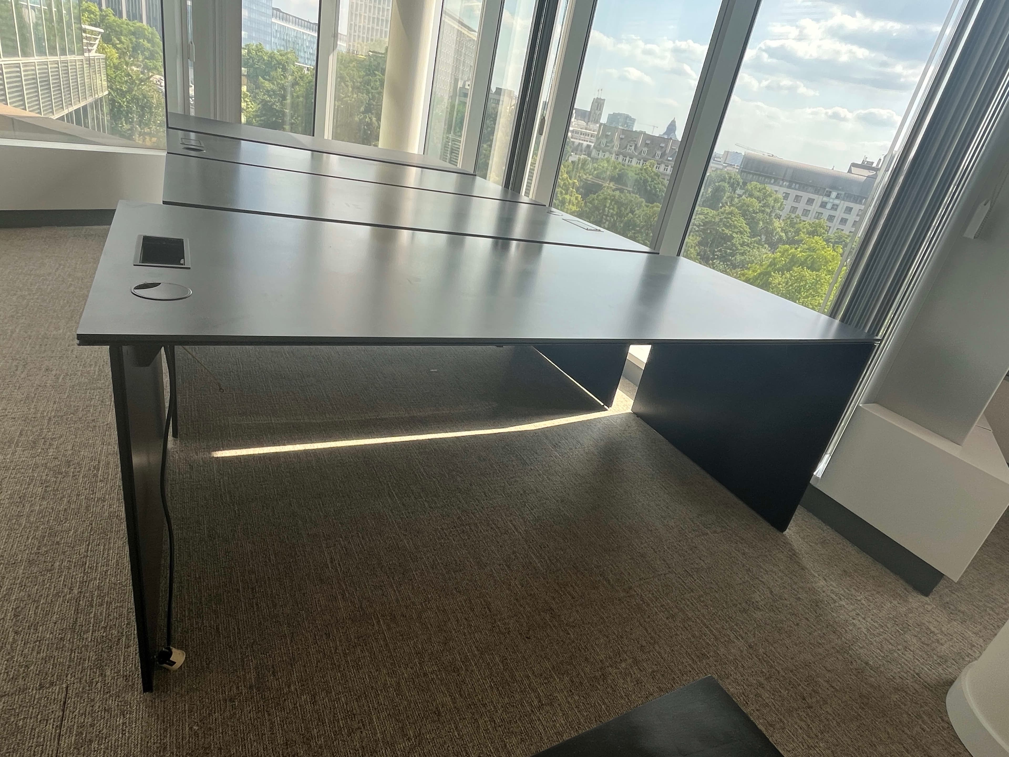 Zwart houten tafel met rechthoekige vorm en toegang bovenkant-1