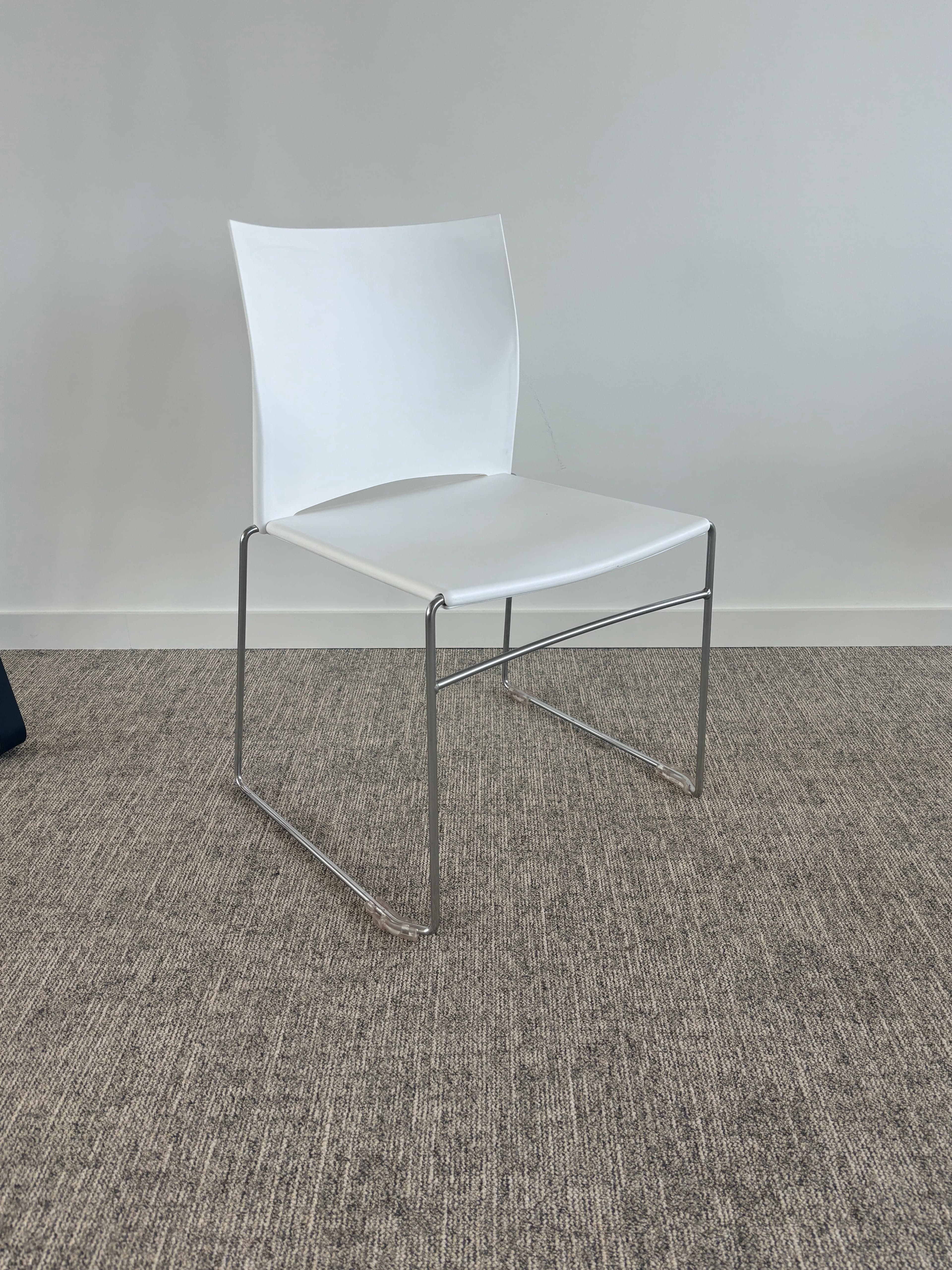 Witte kunststof stoel met verchroomd stalen frame-1