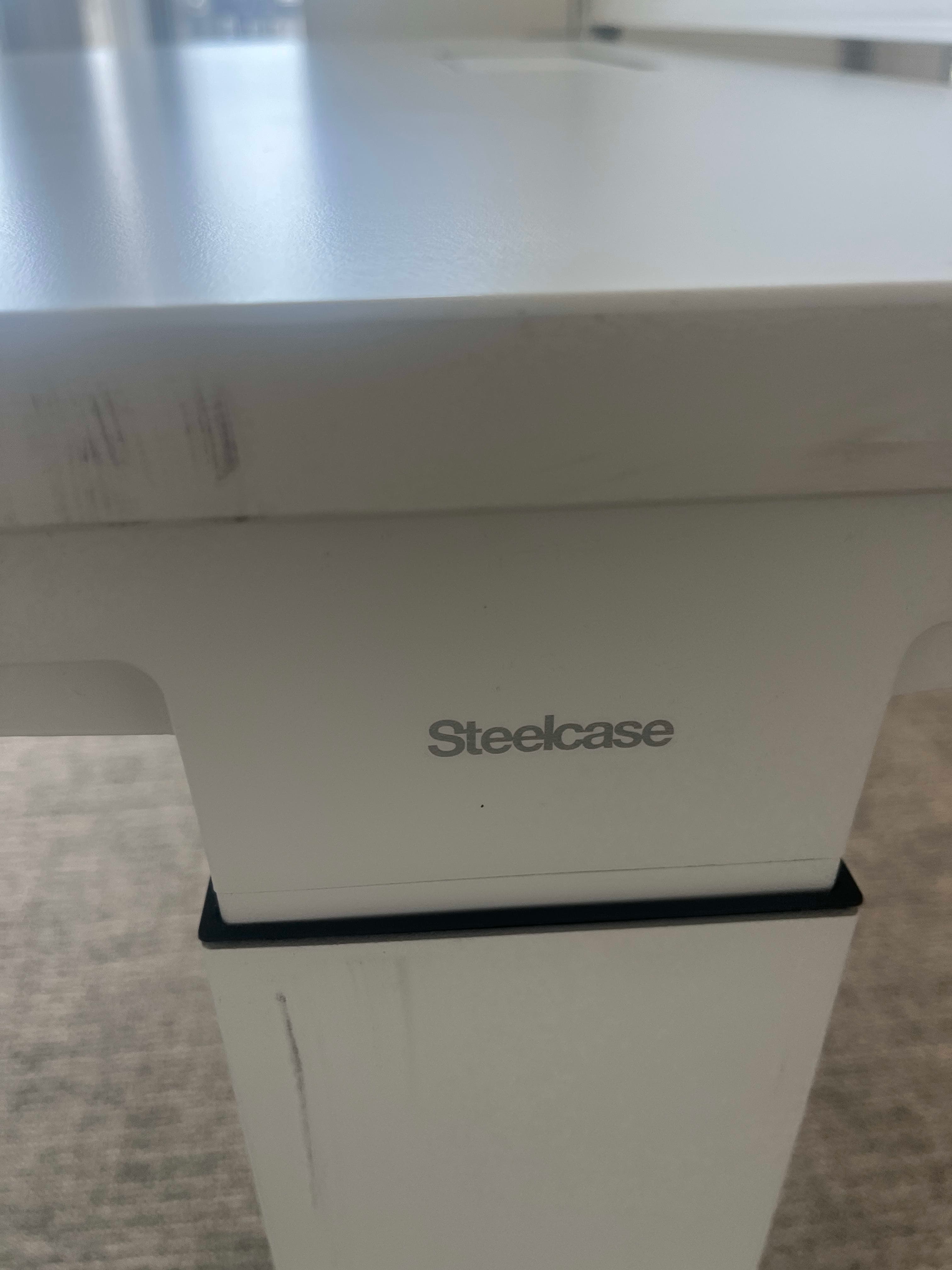 Bureau blanc Steelcase avec séparateur, accès au plateau et hauteur réglable-3
