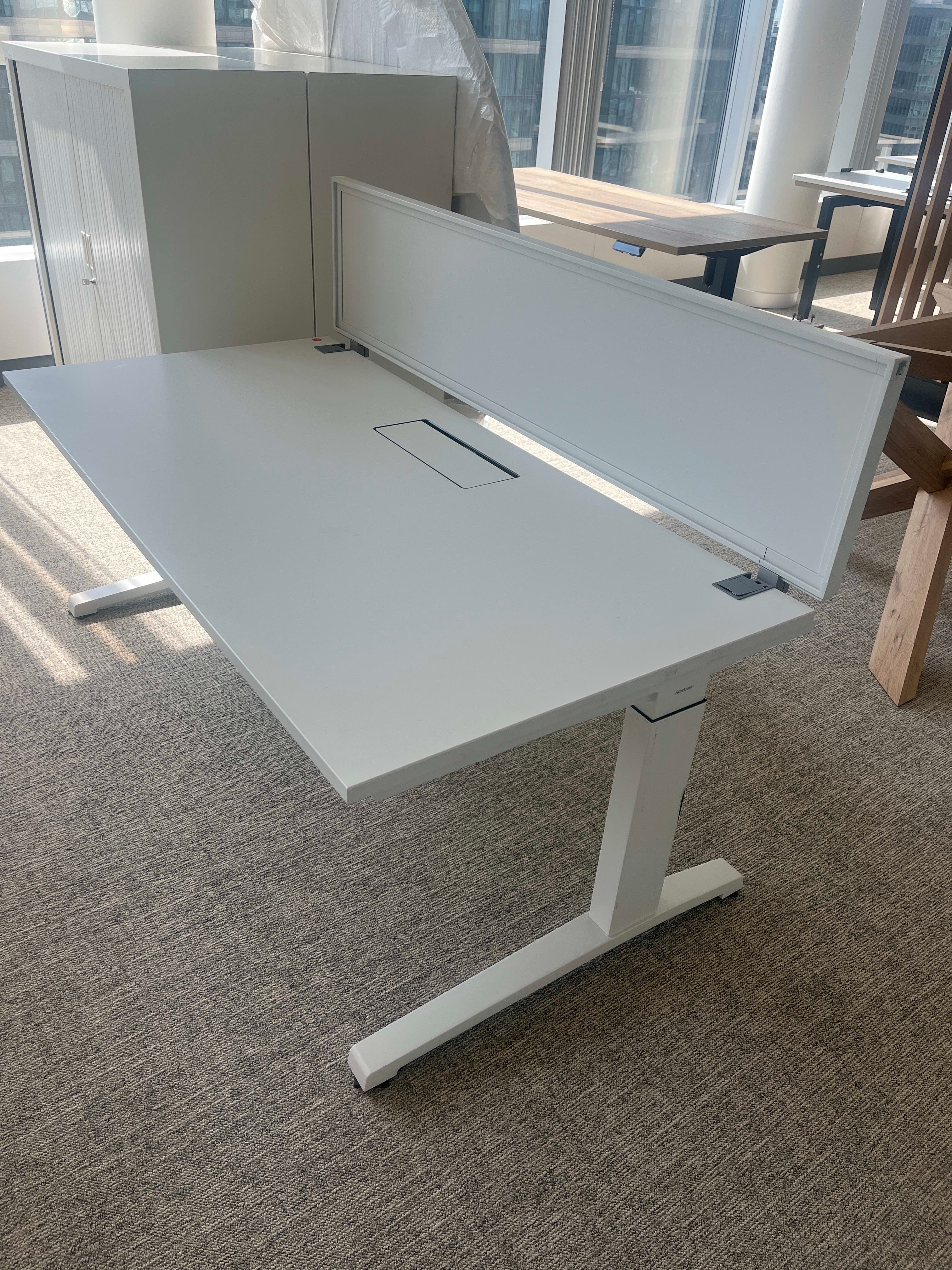 Bureau blanc Steelcase avec séparateur, accès au plateau et hauteur réglable-2
