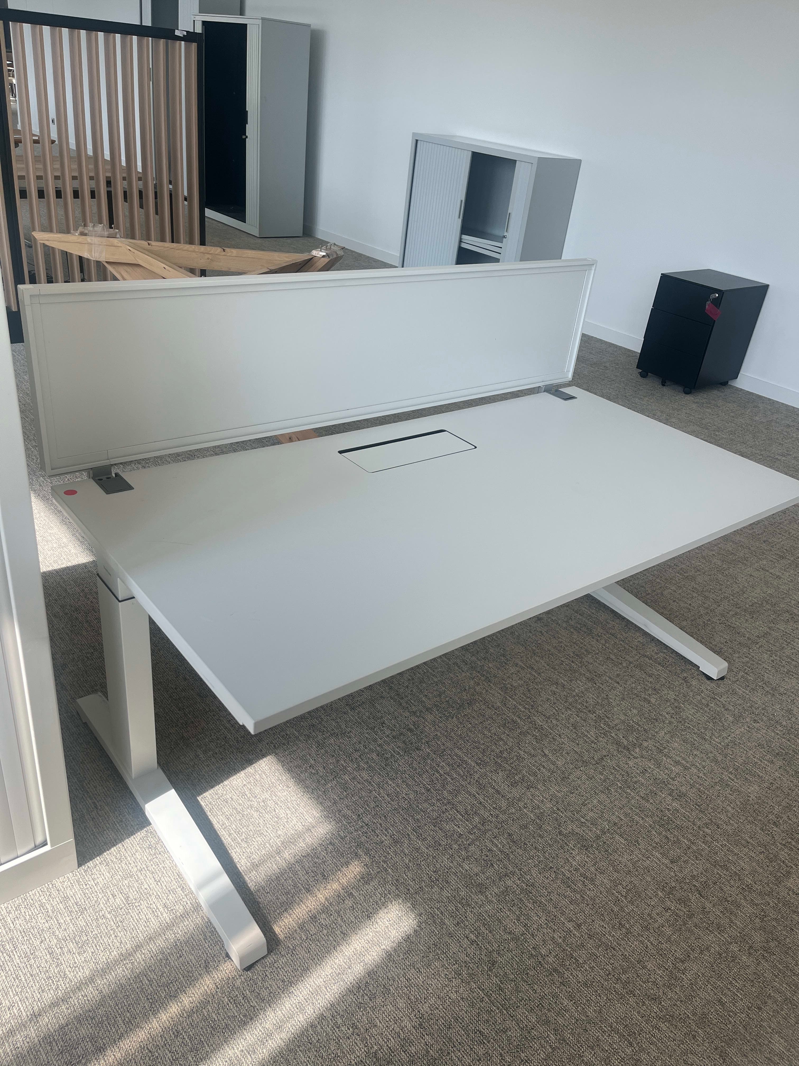 Bureau blanc Steelcase avec séparateur, accès au plateau et hauteur réglable-1