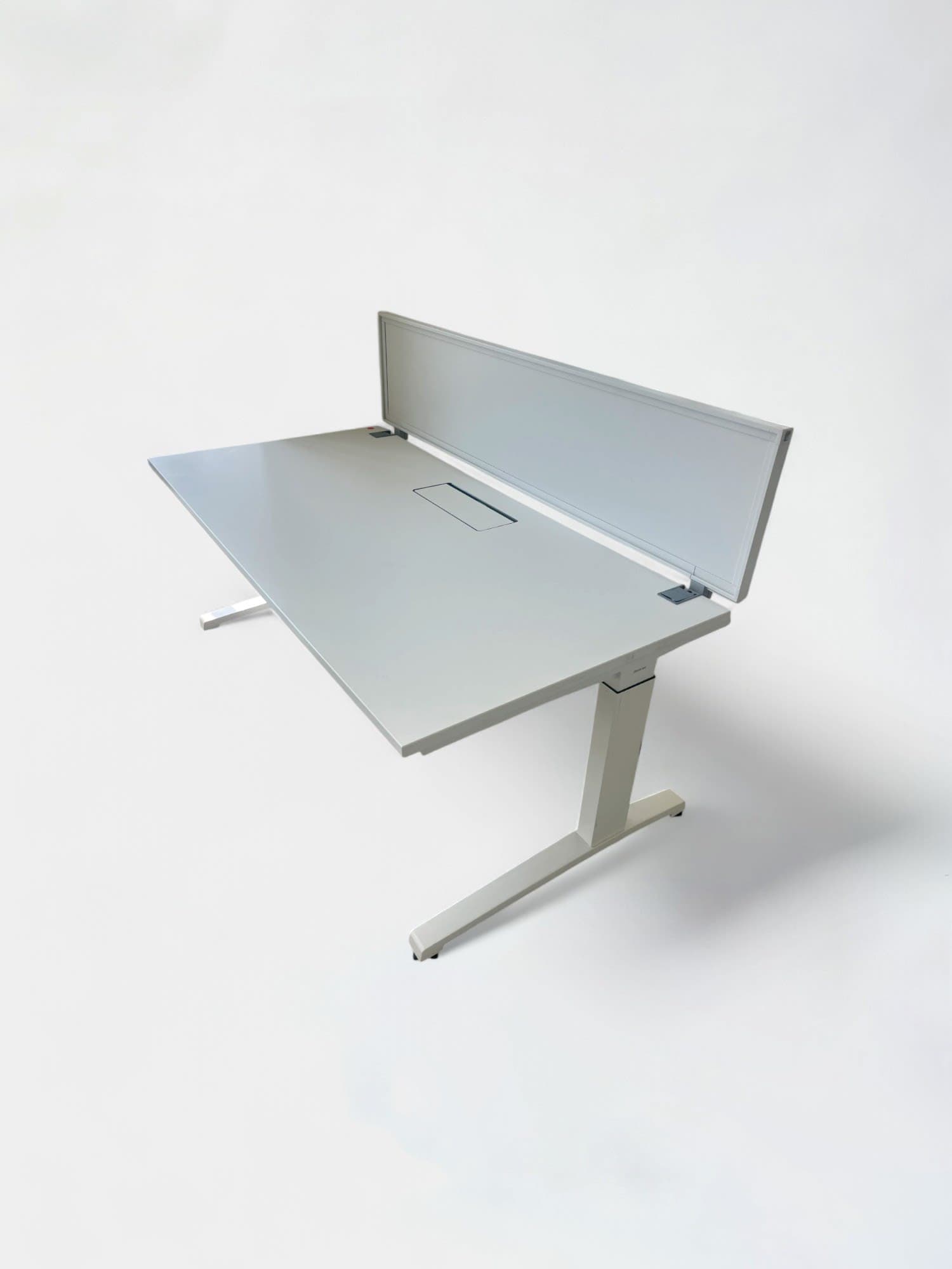 Bureau blanc Steelcase avec séparateur, accès au plateau et hauteur réglable-0