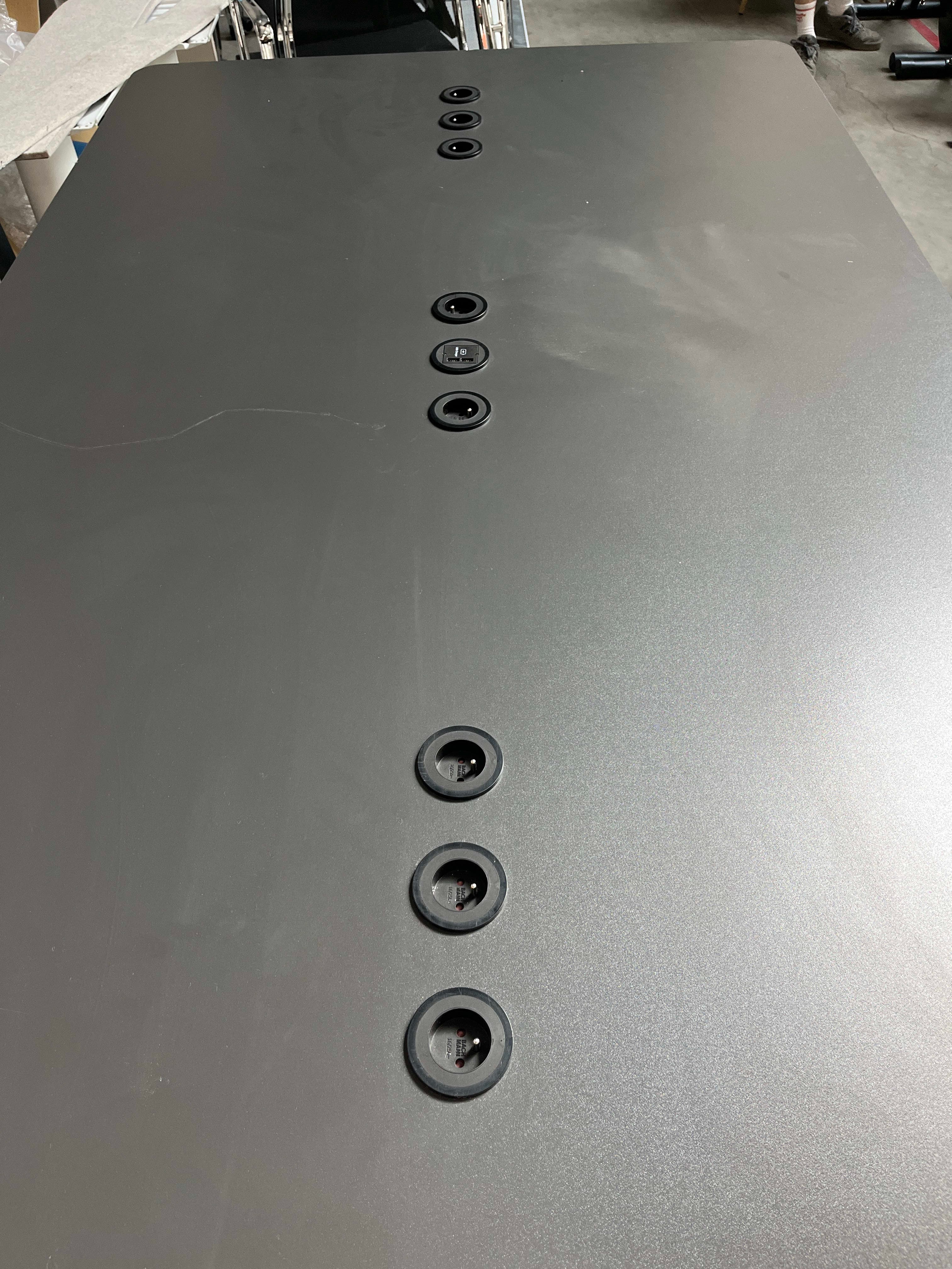 200cm Sedus zwart vergadertafel met geïntegreerde stopcontacten met enkele krassen op het blad-3