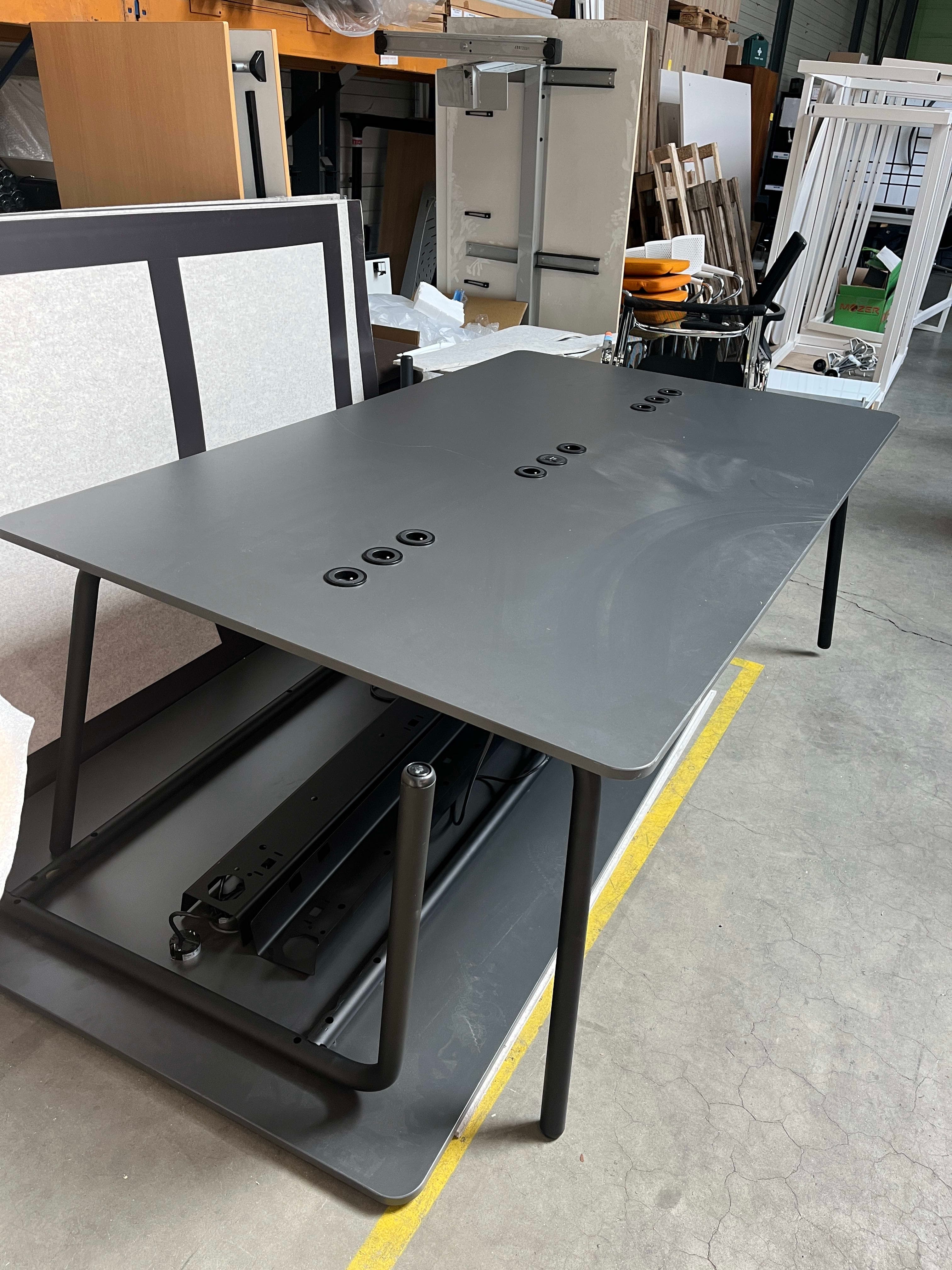 200cm Sedus zwart vergadertafel met geïntegreerde stopcontacten met enkele krassen op het blad-1