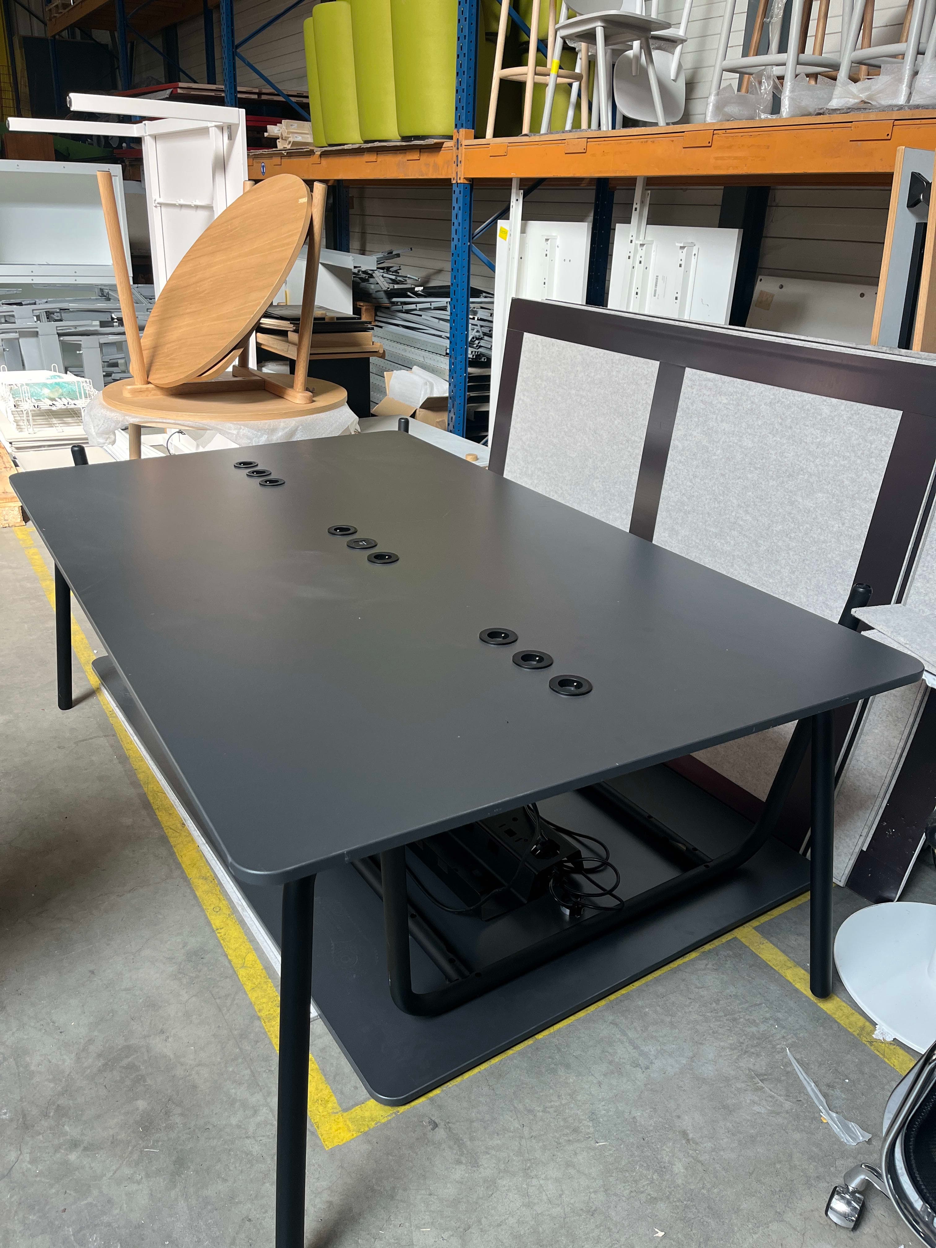 200cm Sedus zwart vergadertafel met geïntegreerde stopcontacten met enkele krassen op het blad-2