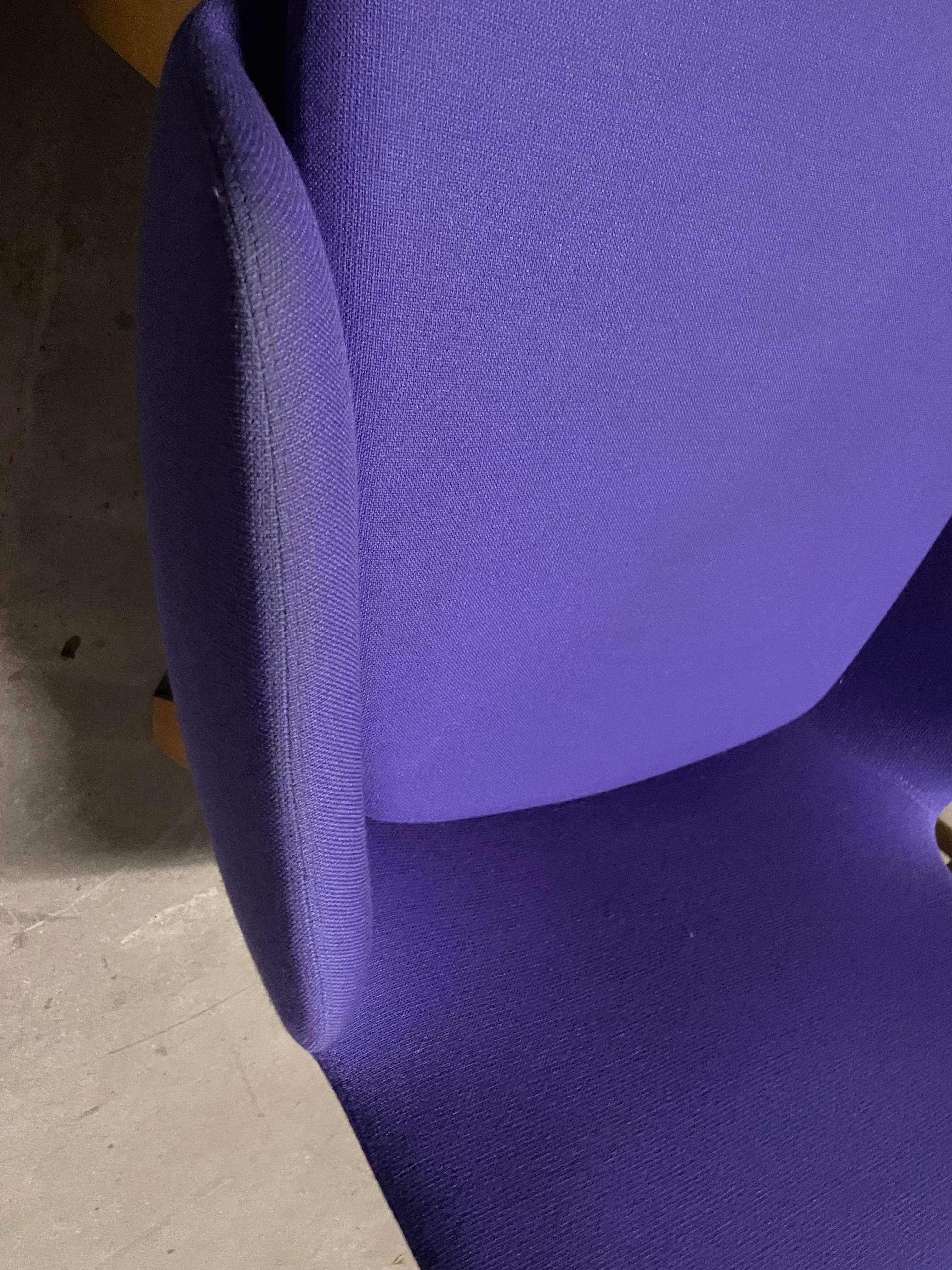 WORN : Fauteuil bas violet NORMANN Main Line sur pieds en chêne-3