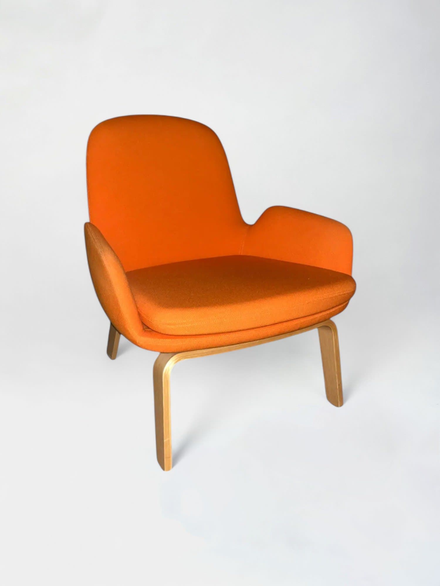 WORN: Normann oranje stoffen loungestoel met houten poten-0