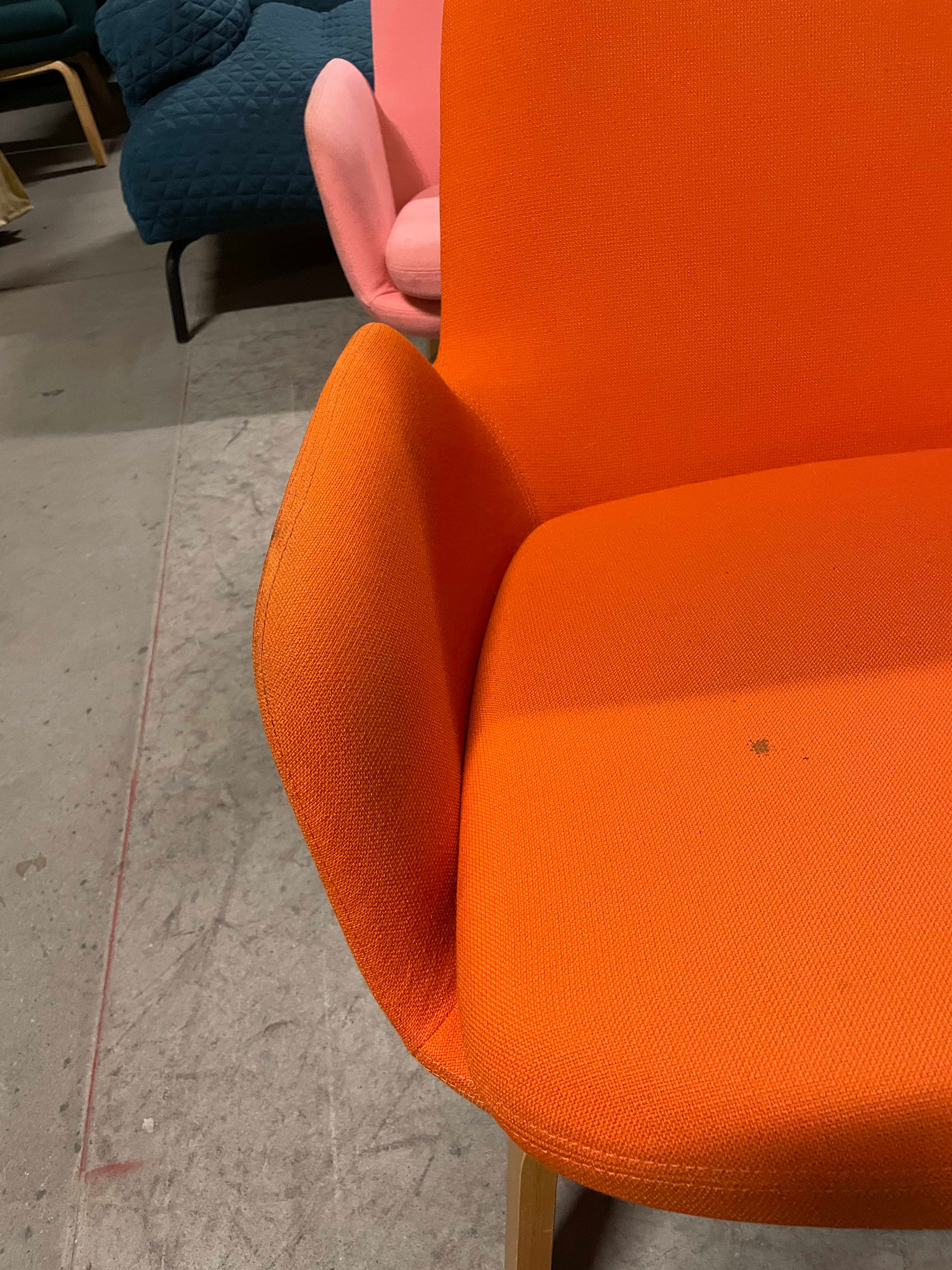 WORN: Normann oranje stoffen loungestoel met houten poten-1