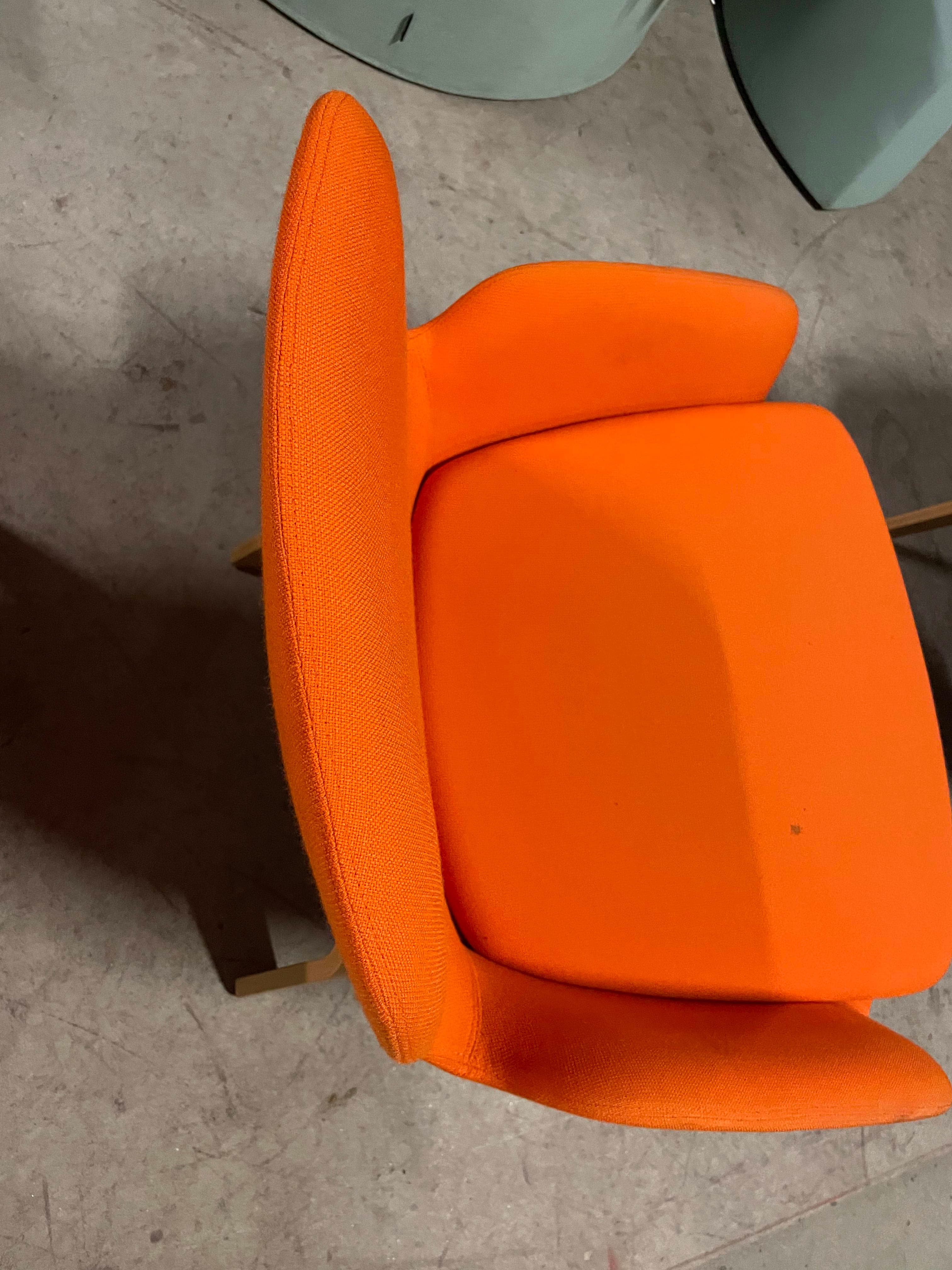 WORN: Normann oranje stoffen loungestoel met houten poten-2
