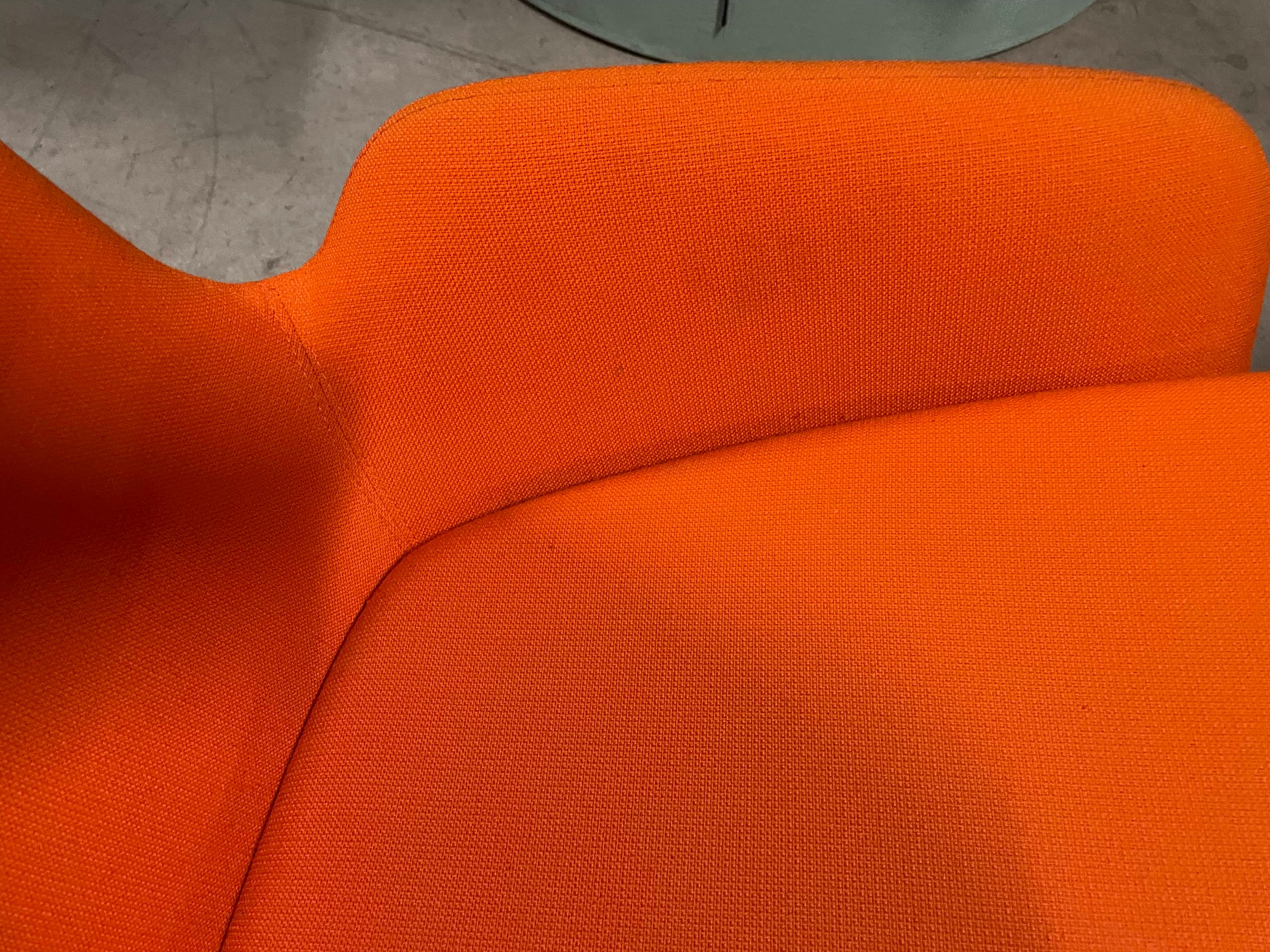 WORN: Normann oranje stoffen loungestoel met houten poten-3