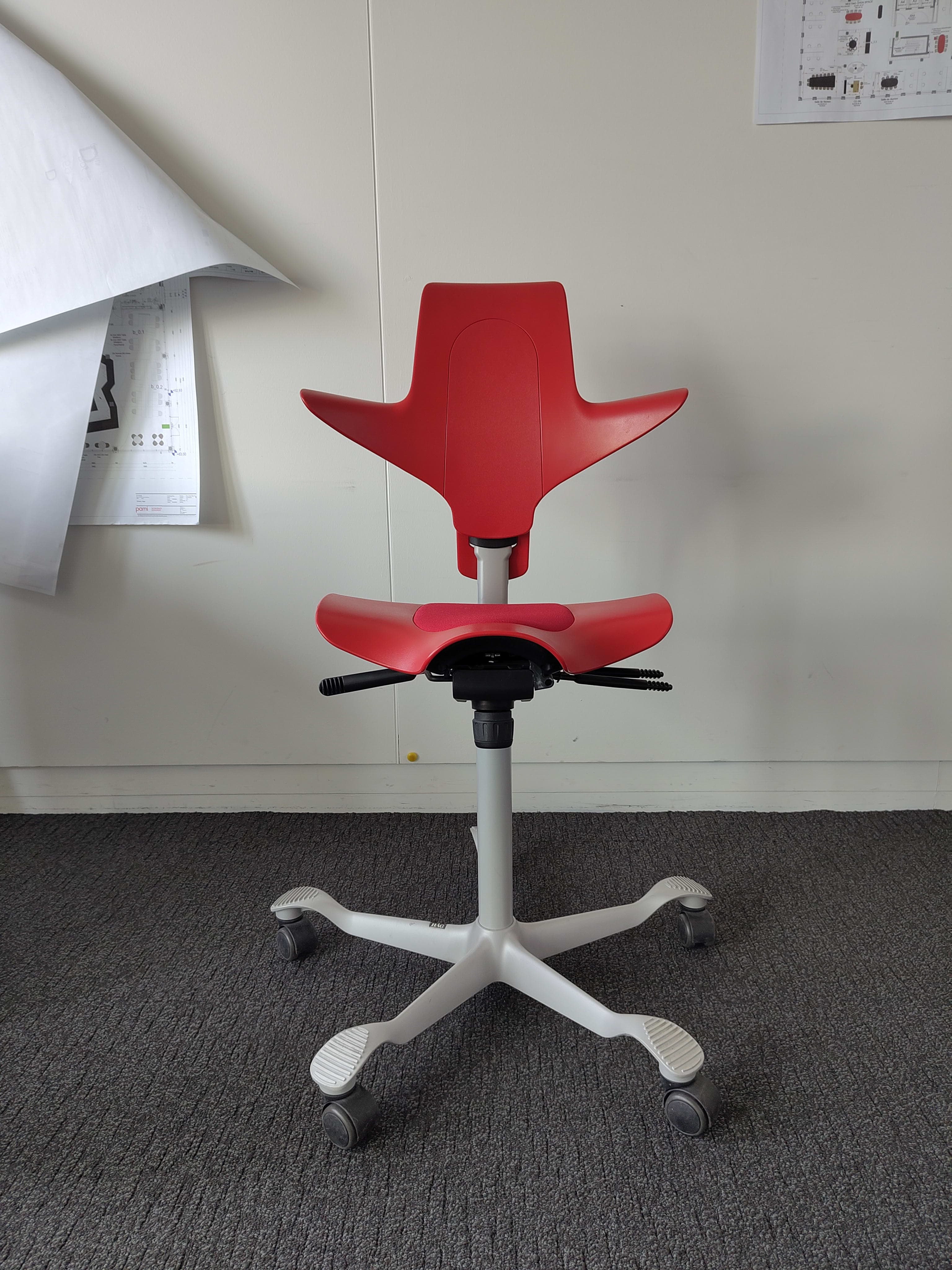 Chaise ergonomique Hag rouge à hauteur réglable - Relieve Furniture