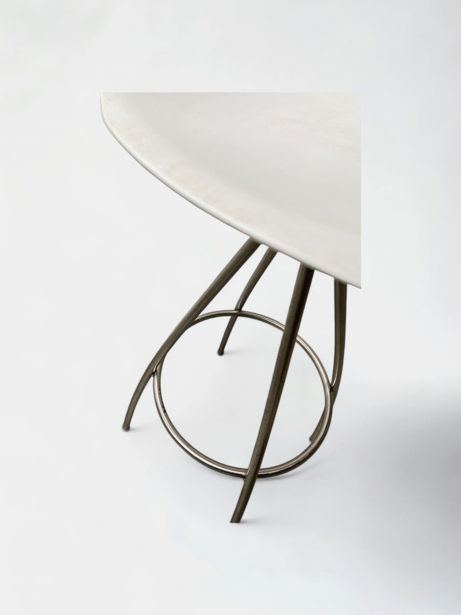 Tabouret en plastique blanc avec cadre en métal-1