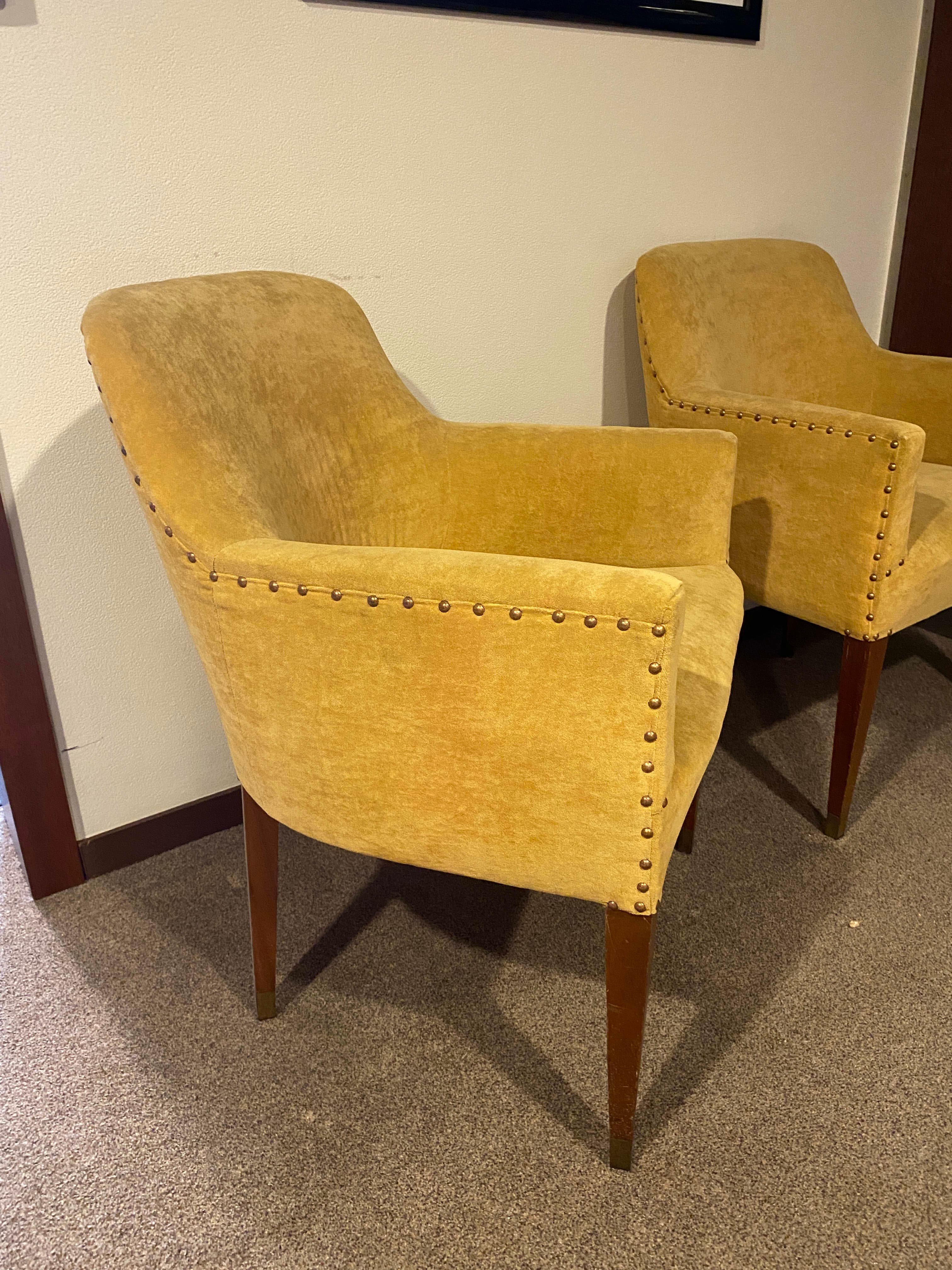 Chaise confortable vintage jaune sur pieds en bois-1