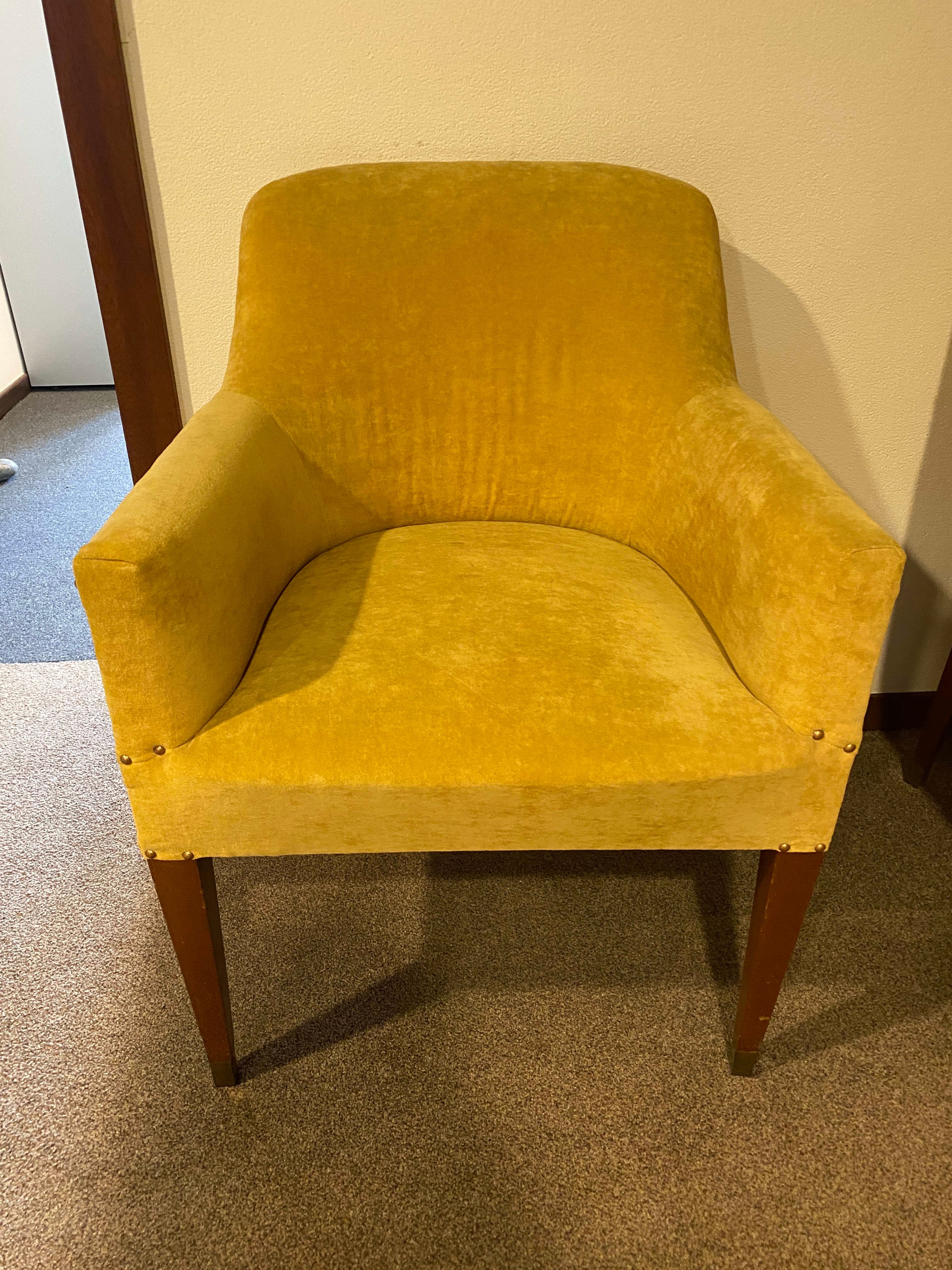 Chaise confortable vintage jaune sur pieds en bois-2