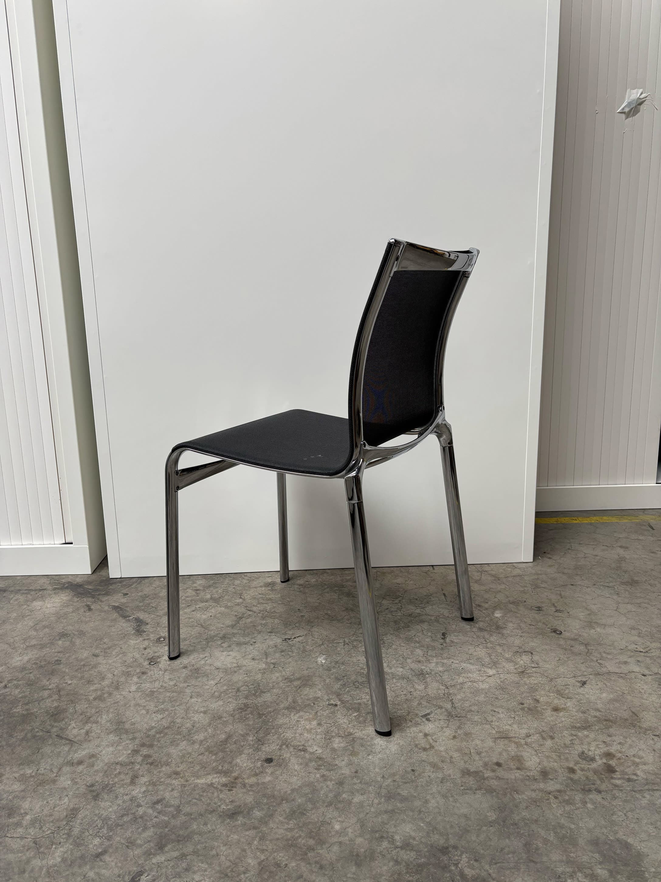 Vergaderstoel met zwart gaas en verchroomd frame-5