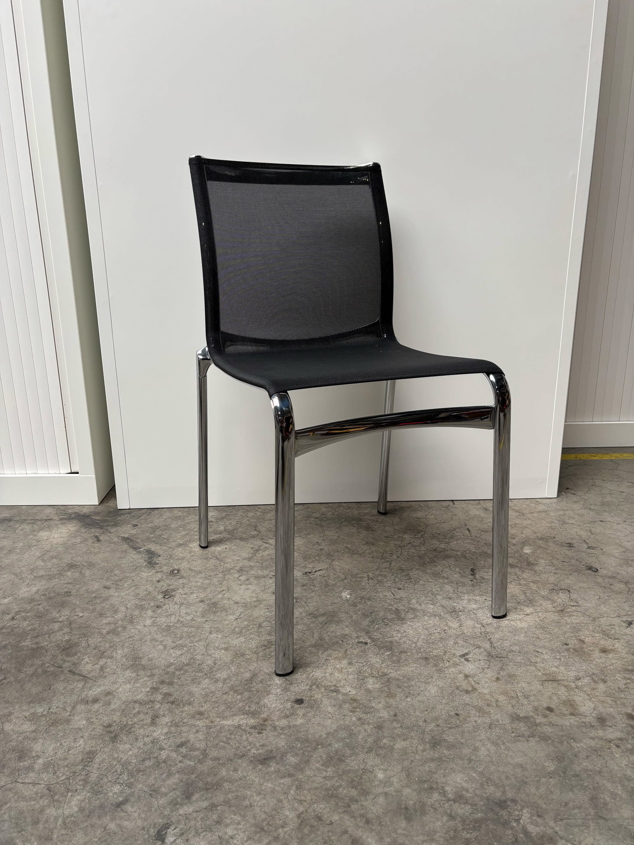 Vergaderstoel met zwart gaas en verchroomd frame-4