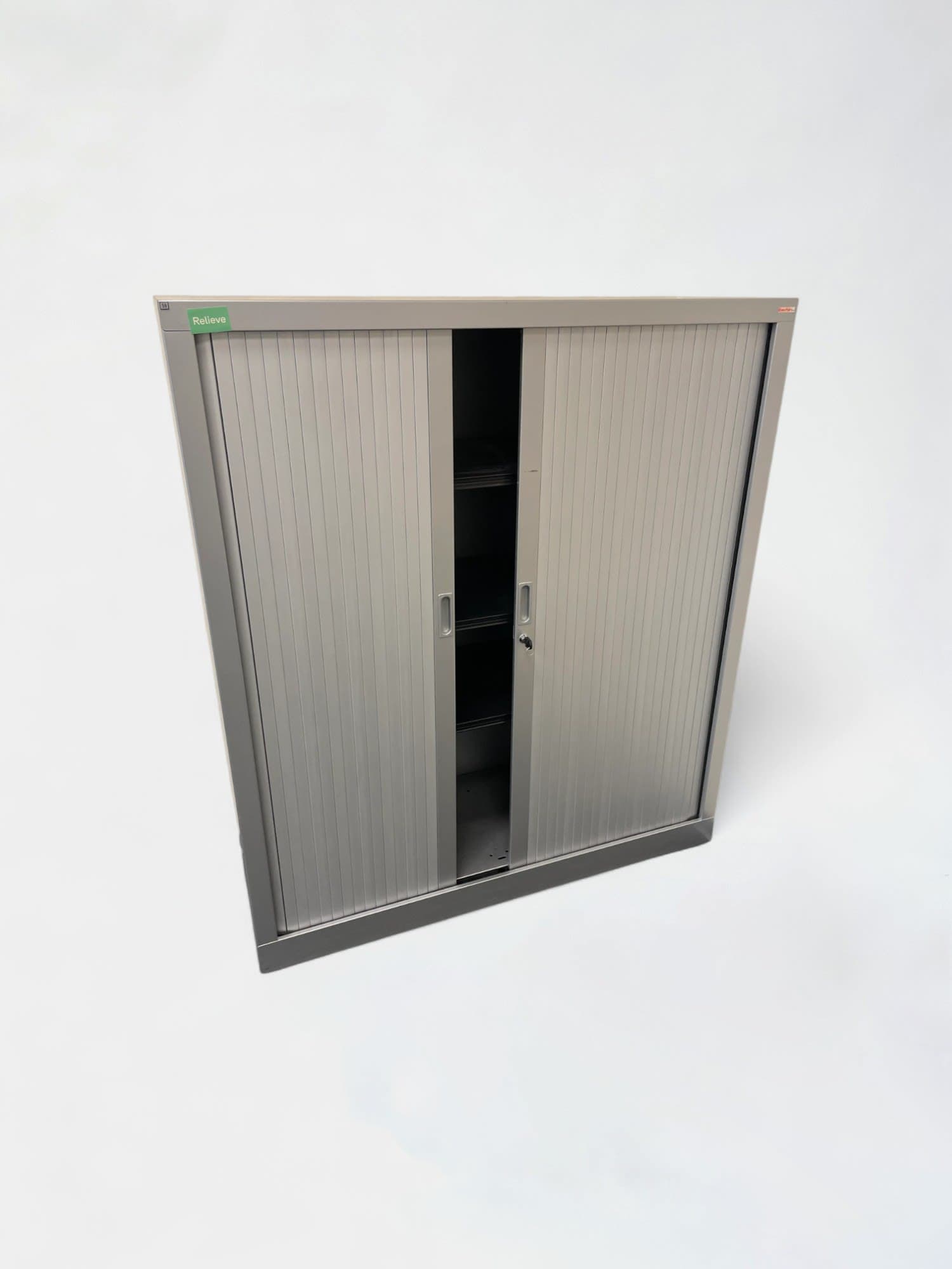 Armoire grise de 138 cm avec clé-0