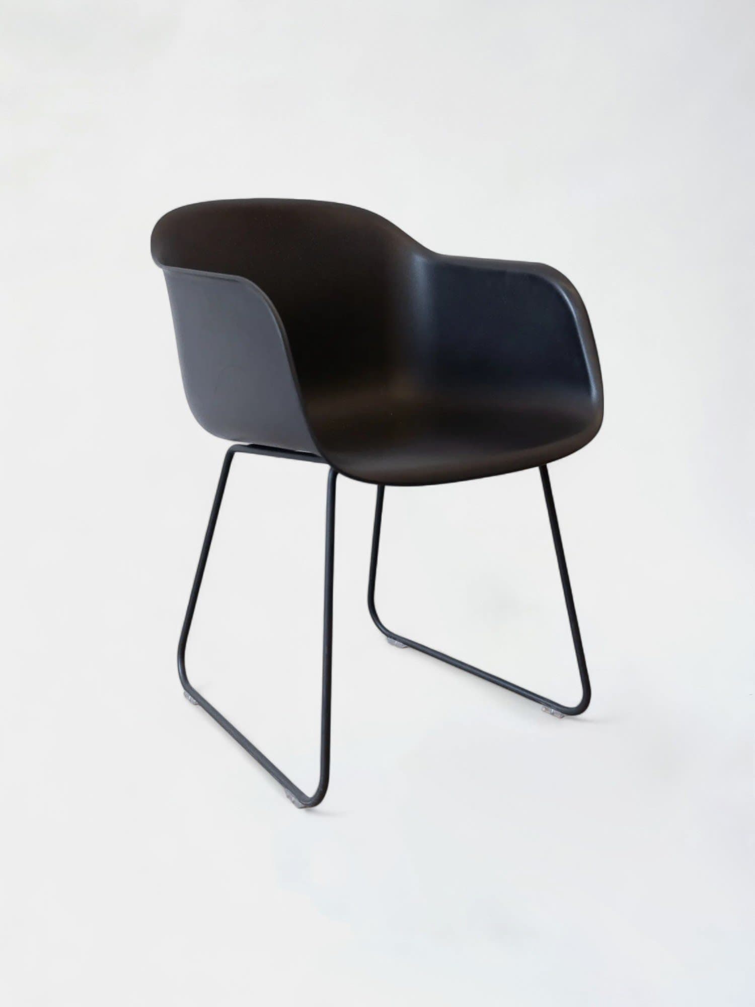 Muuto Chaise en plastique noir sans accoudoirs-0