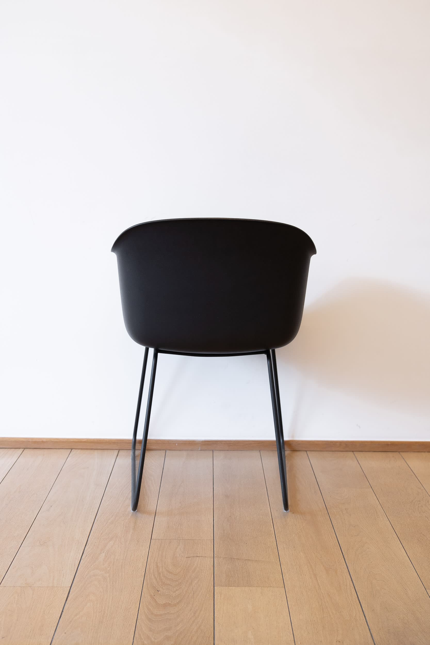 Muuto Chaise en plastique noir sans accoudoirs-5