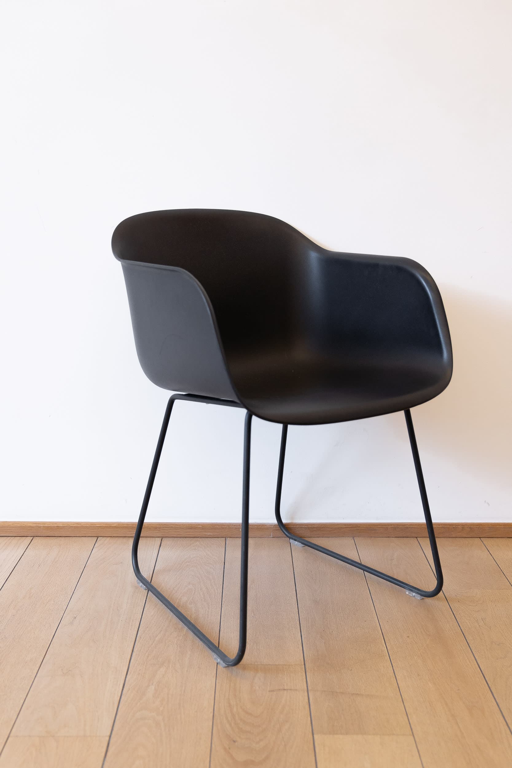 Muuto Chaise en plastique noir sans accoudoirs-6