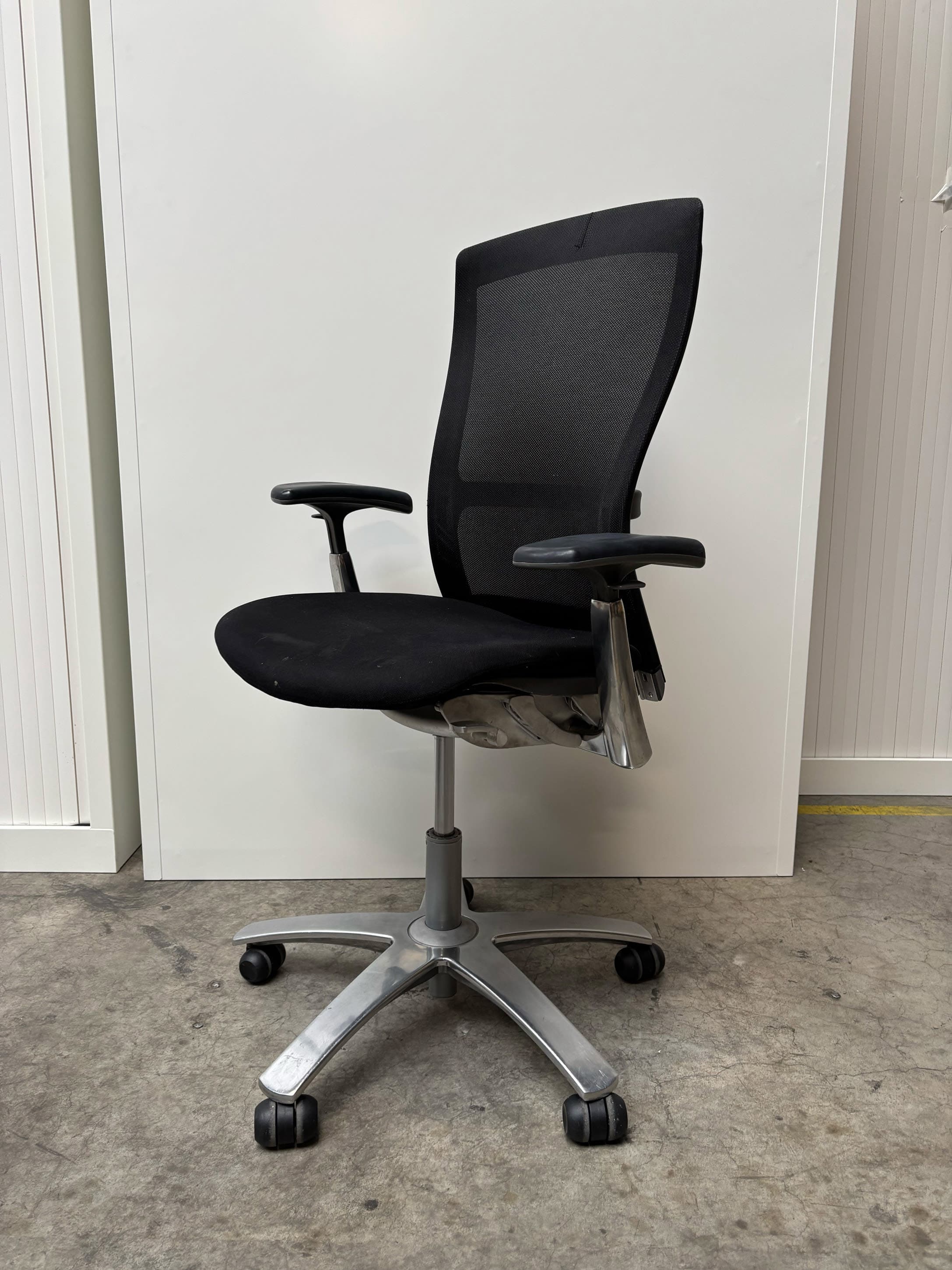 Knoll Zwarte Mesh Bureaustoel met Verstelbare Armleuningen-3