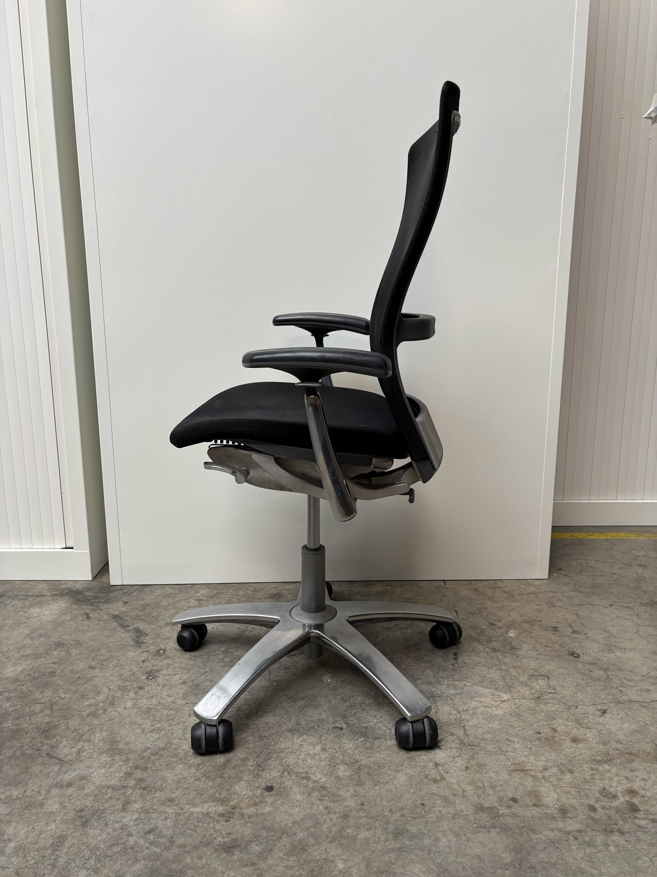 Knoll Zwarte Mesh Bureaustoel met Verstelbare Armleuningen-1