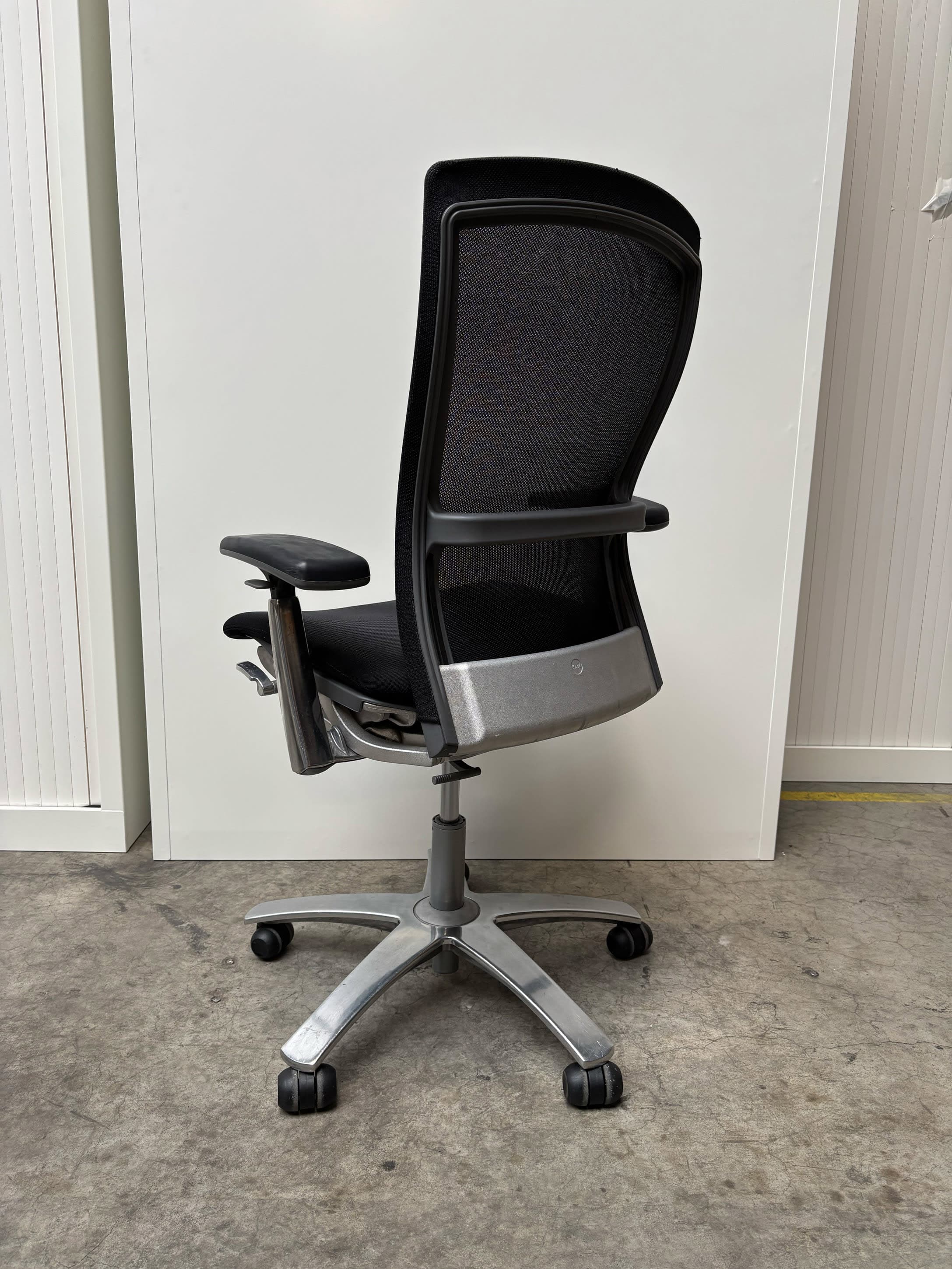 Knoll Zwarte Mesh Bureaustoel met Verstelbare Armleuningen-2