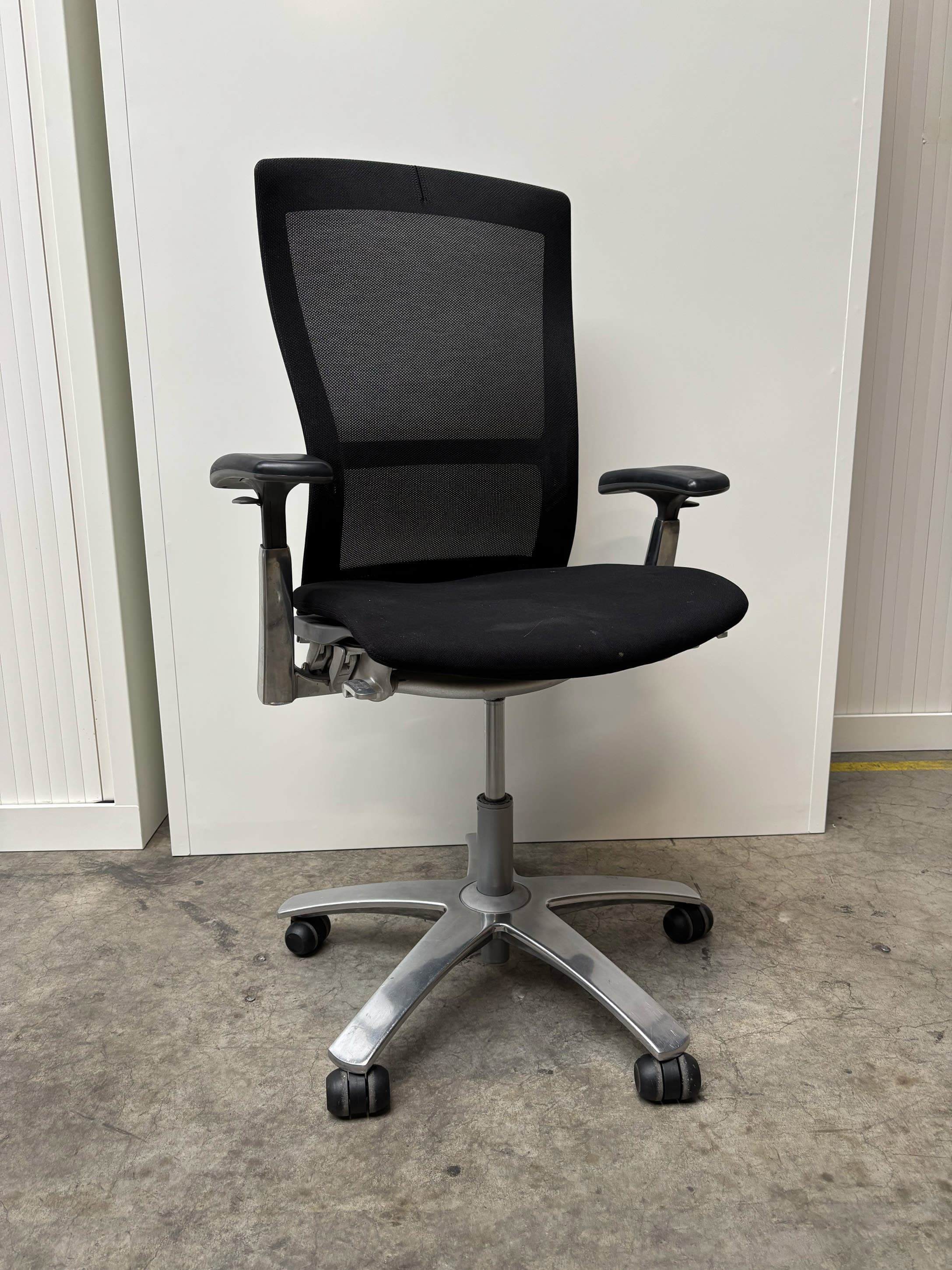 Knoll Zwarte Mesh Bureaustoel met Verstelbare Armleuningen-4