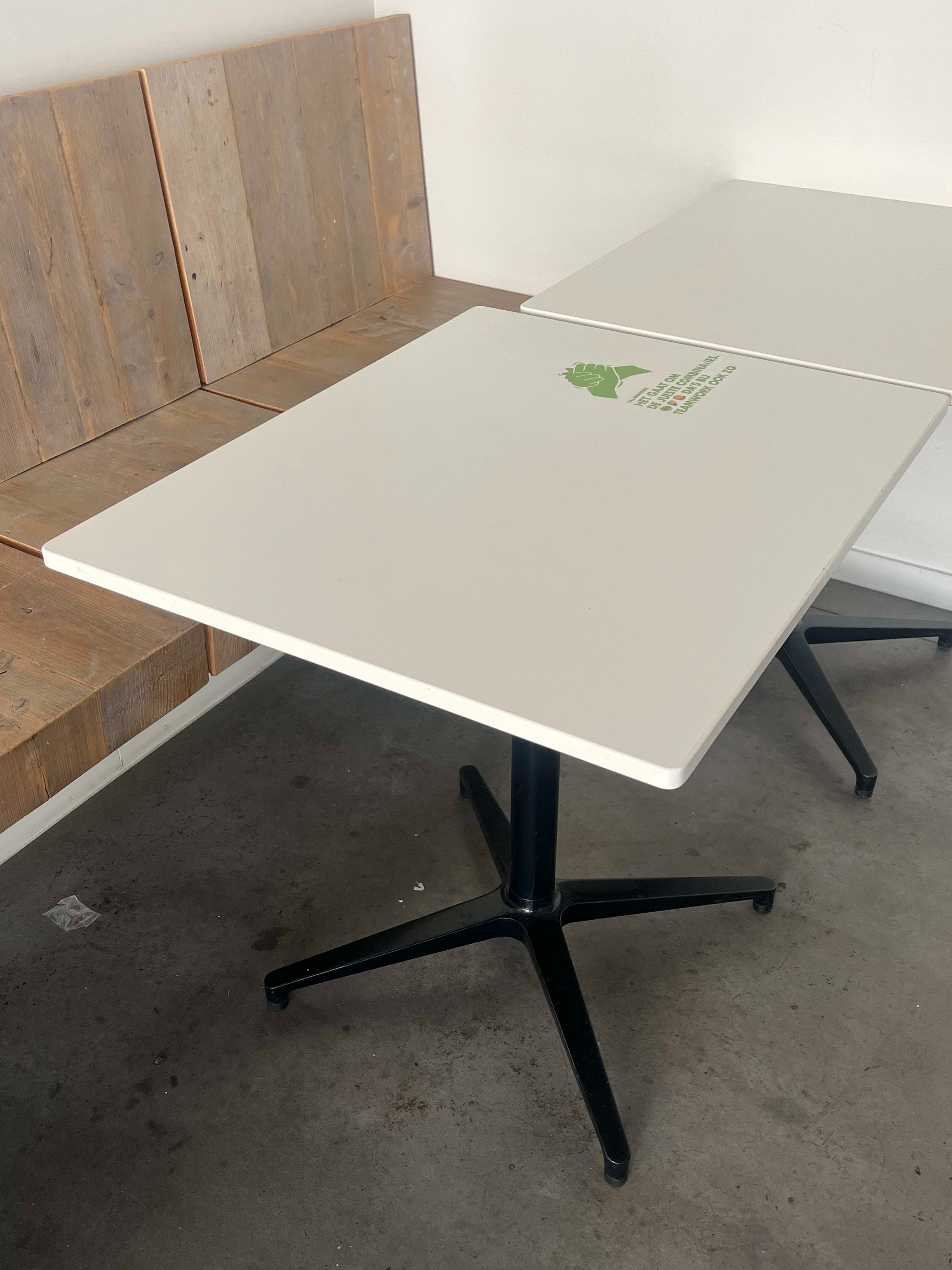 Vitra Witte rechthoekige tafel met zwarte poten-1