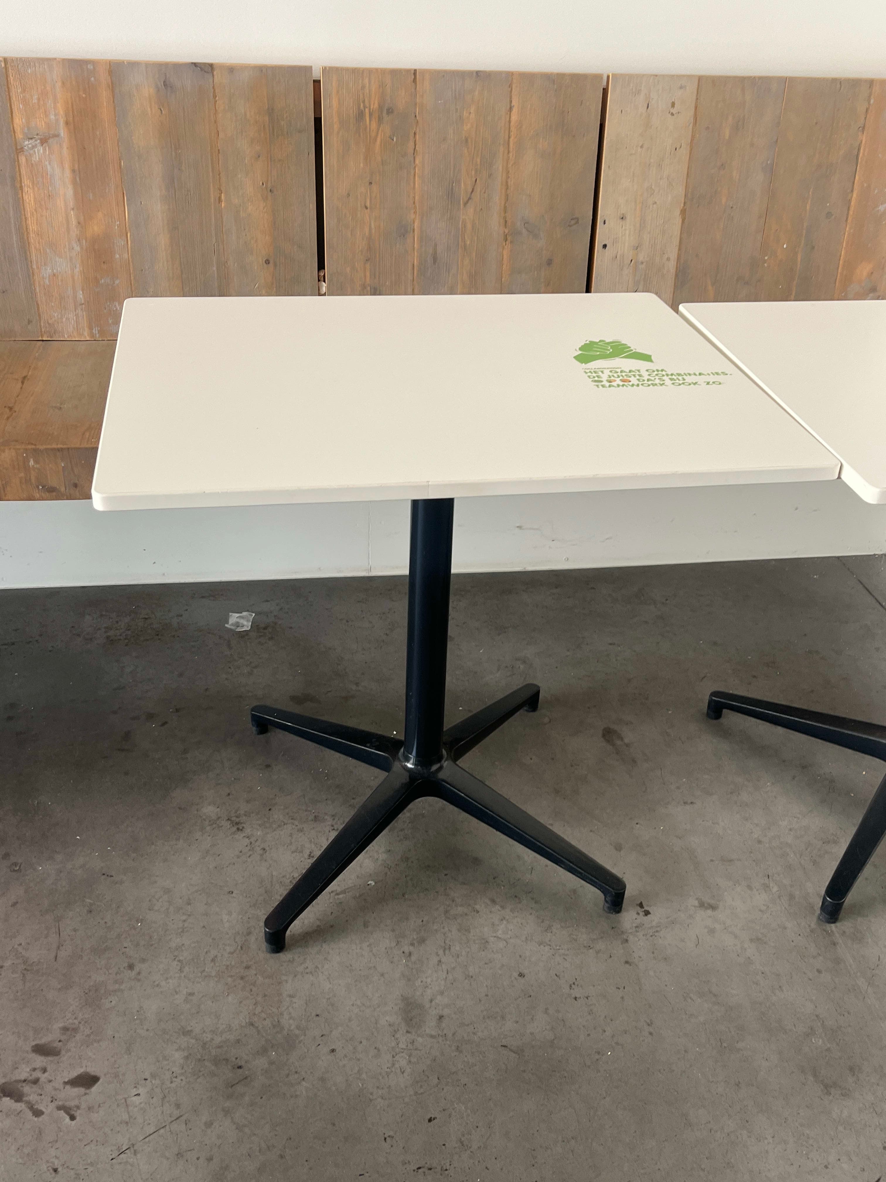 Vitra Witte rechthoekige tafel met zwarte poten-2