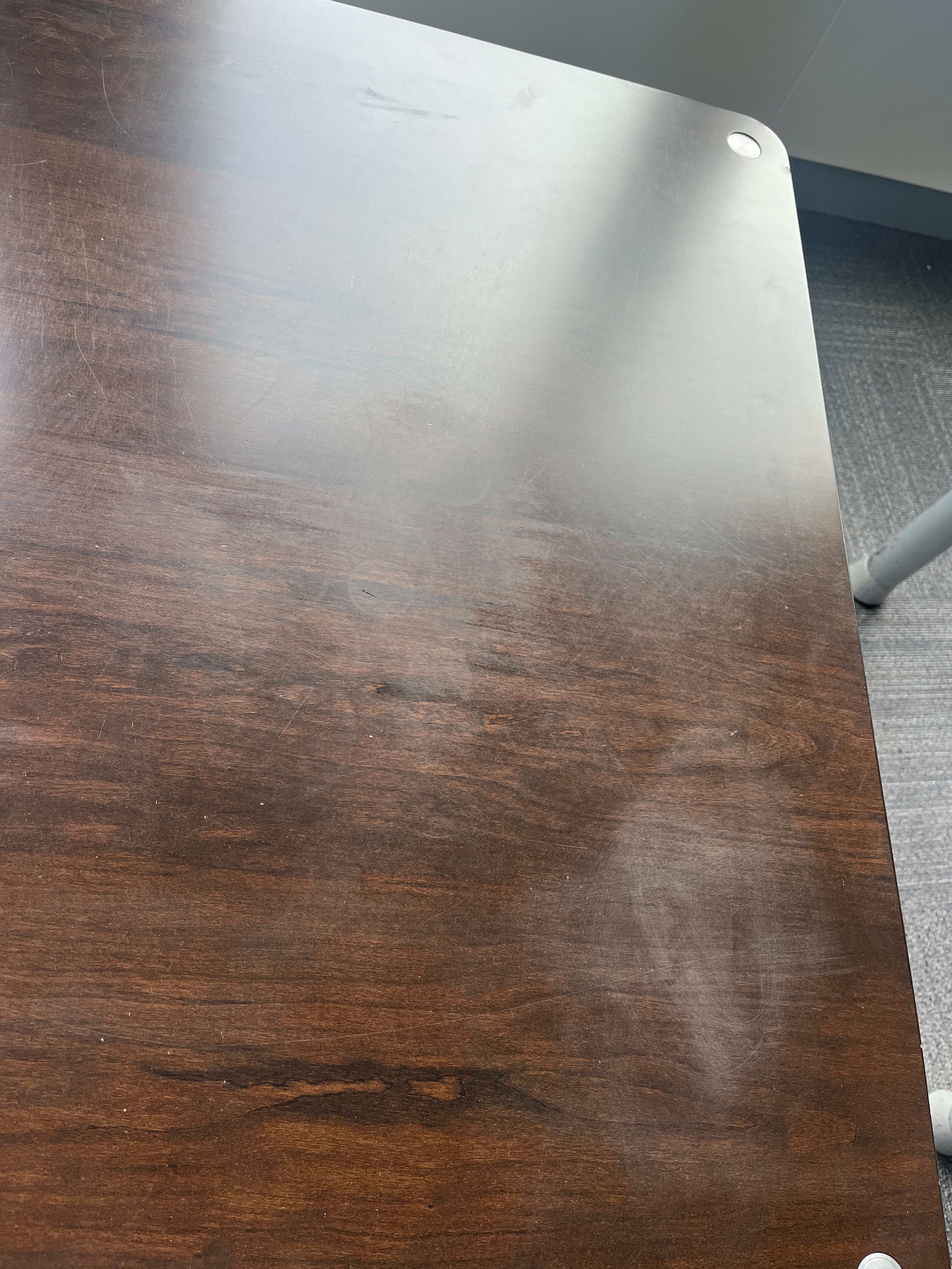 Table en bois brun foncé avec pieds en métal avec signes d'utilisation-3