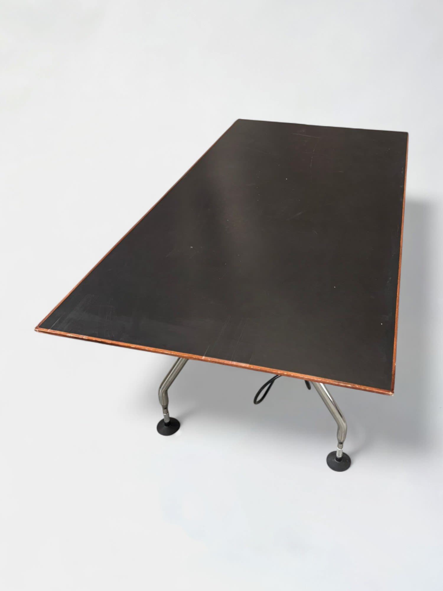 Vitra 160cm vintage zwarte tafel met houten structuur en geïntegreerde sok onder.-0