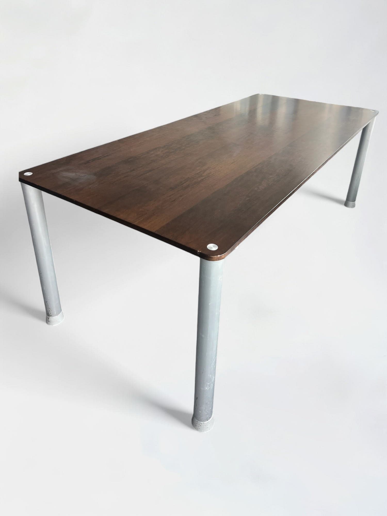 Table en bois brun foncé avec pieds en métal avec signes d'utilisation-0