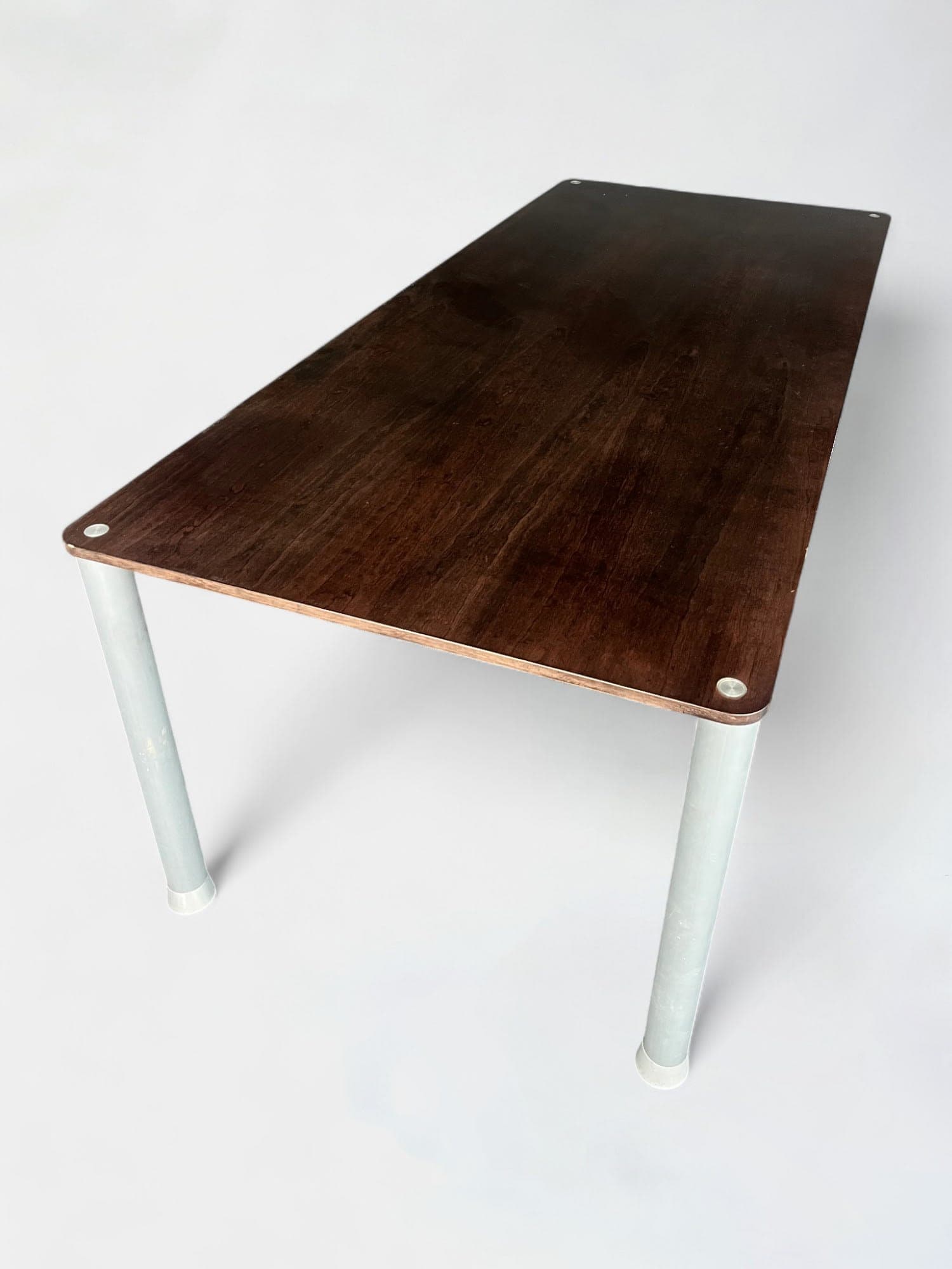 Table en bois brun foncé avec pieds en métal avec signes d'utilisation-1