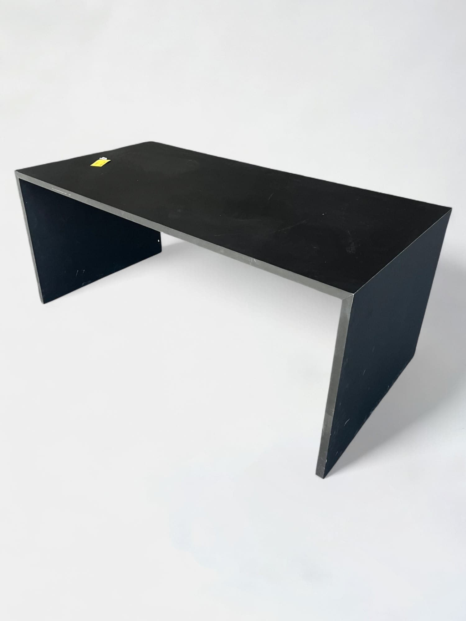 Table en bois noir mat de forme rectangulaire sans accès au plateau