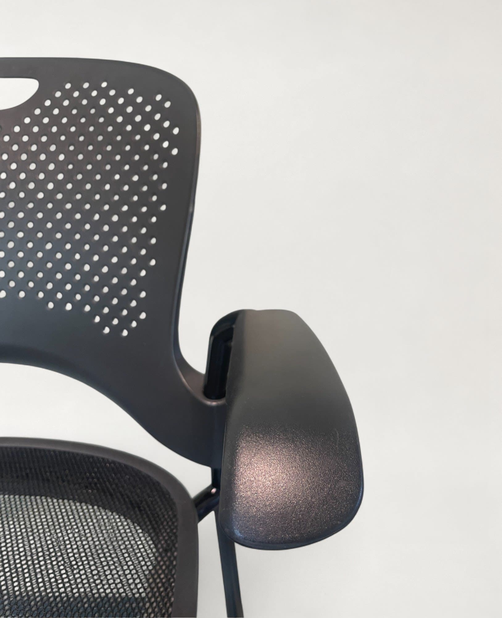 Herman Miller Black Mesh Office Chair with Wheels and Armrests (chaise de bureau en maille noire avec roulettes et accoudoirs)-5
